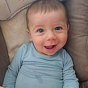 Aylan a rejoint le concours — aidez-le/la à gagner de superbes lots ! baby, blue_eyes, smile, infant, child, cushion, clothing, happy, portrait, sitting, cute, young, face, skin, head, long_sleeve, indoors, comfort, joy, baby_girl_or_boy