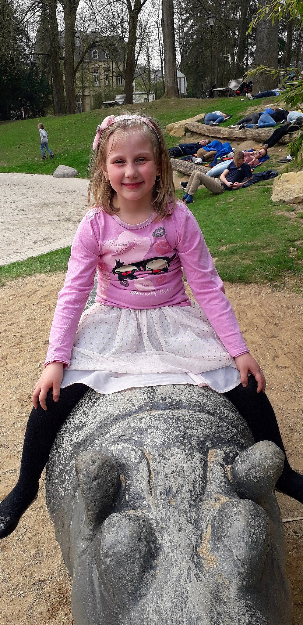 Lana participe au concours pour gagner de l'argent avec cette photo : child, fawn, grass, joy, person, recreation, sitting, smile