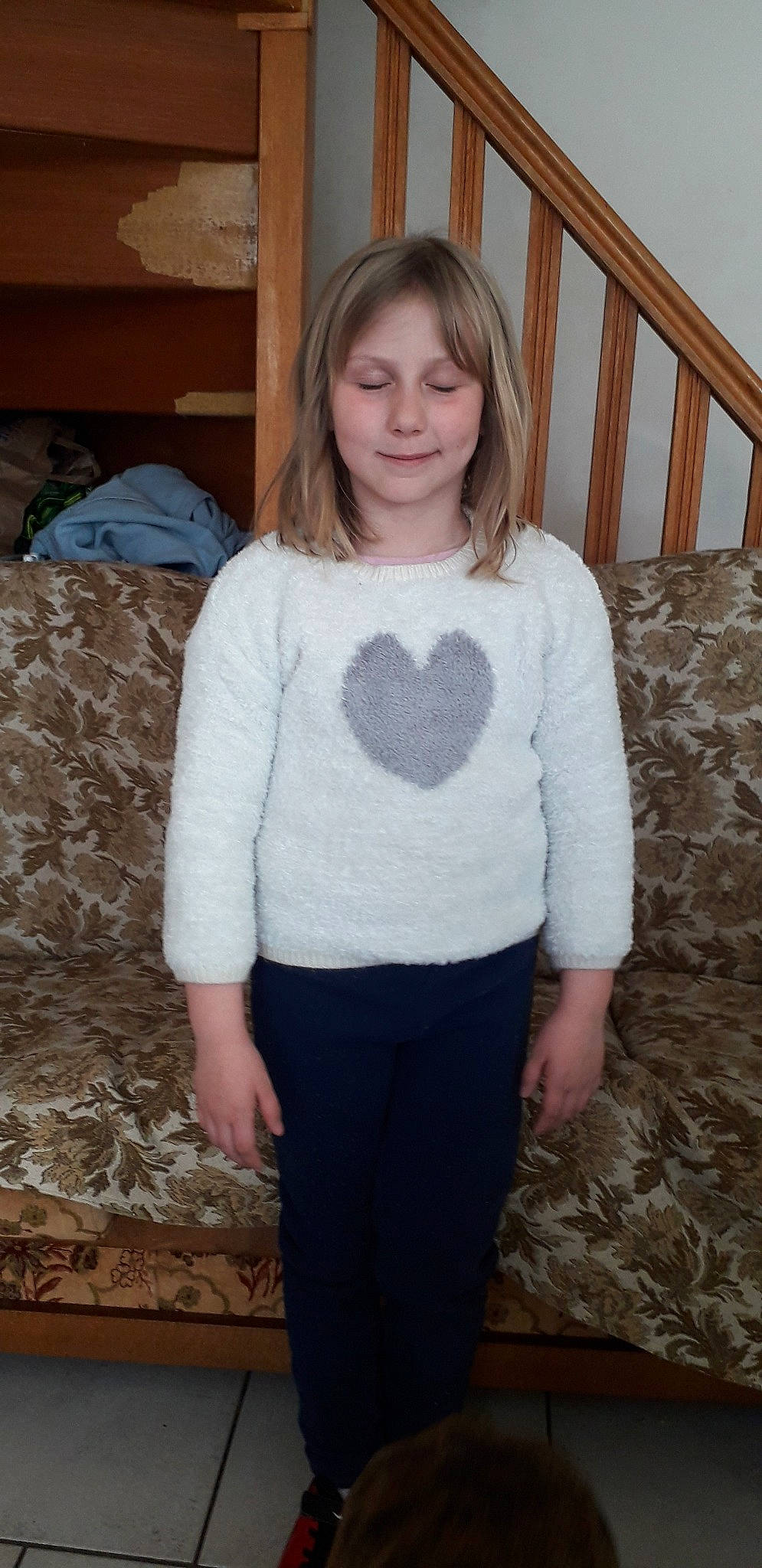 Lana a rejoint le concours — aidez-le/la à gagner de superbes lots ! beige, clothing, joy, outerwear, pattern, person, sleeve, smile, sweater, t_shirt, top, wool