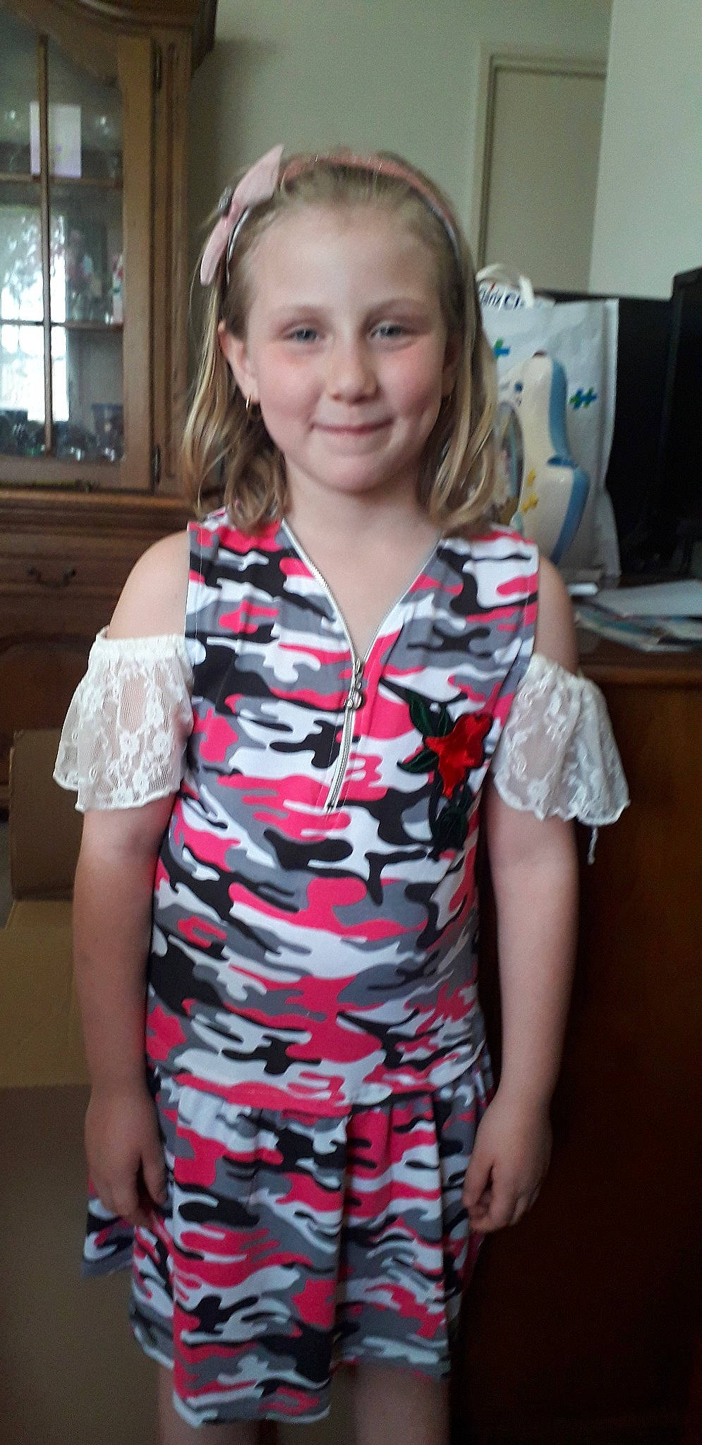 Lana participe au concours pour gagner de l'argent avec cette photo : camouflage, child, clothing, dress, joy, pattern, person, sleeve, t_shirt, toddler