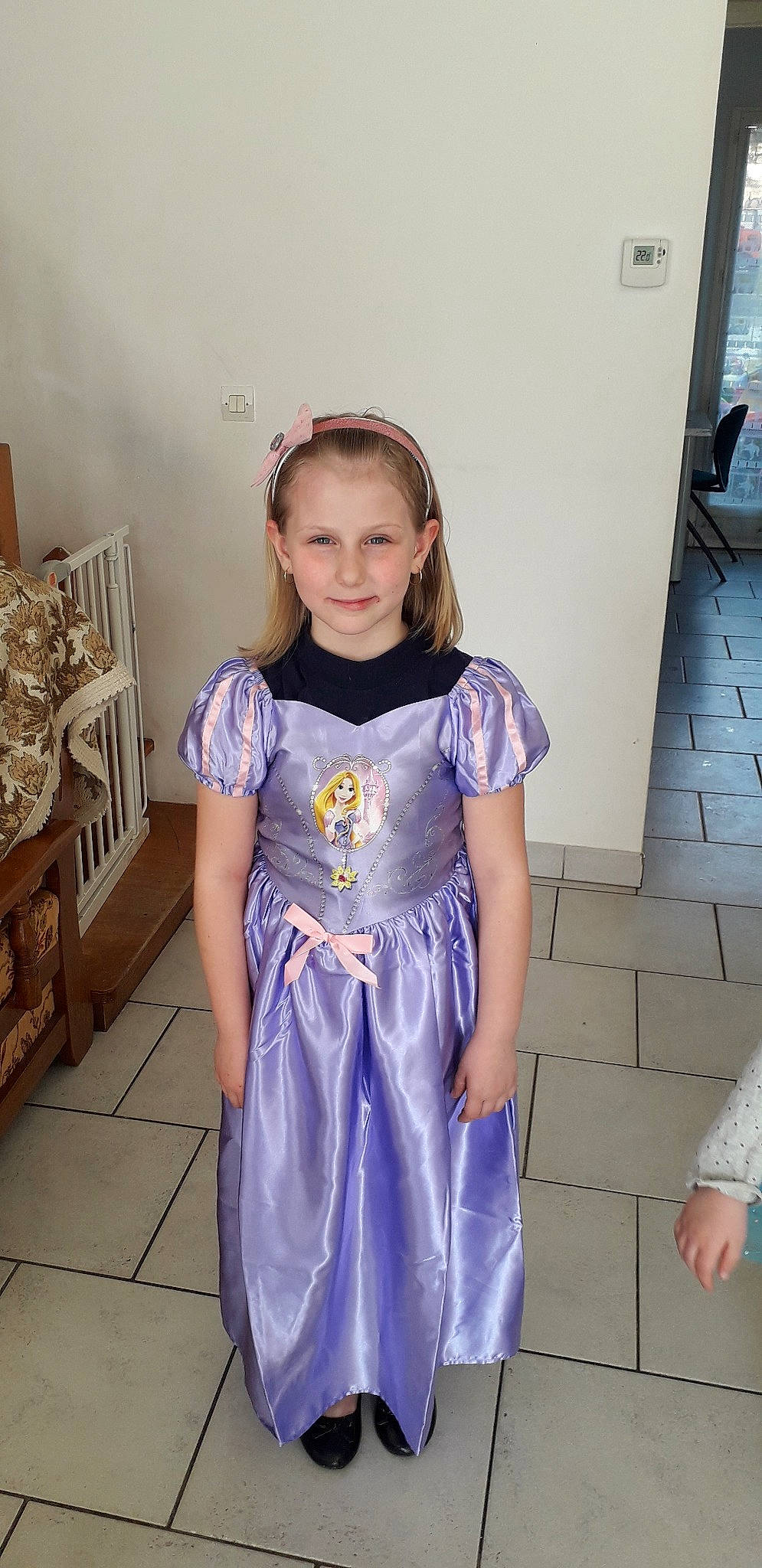 Lana a rejoint le concours — aidez-le/la à gagner de superbes lots ! child, clothing, costume, dress, joy, person, purple, smile, toddler