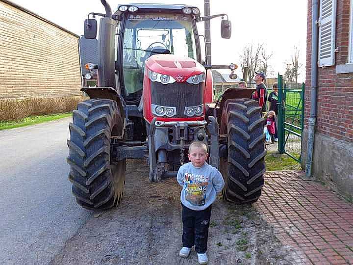Theo a rejoint le concours — aidez-le/la à gagner de superbes lots ! agricultural_machinery, automotive_tire, car, land_vehicle, person, tractor, tread, vehicle