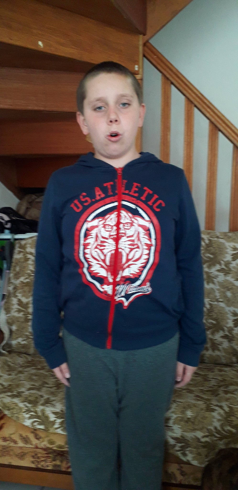 Theo participe au concours pour gagner de l'argent avec cette photo : clothing, hoodie, jacket, outerwear, person, sleeve, t_shirt