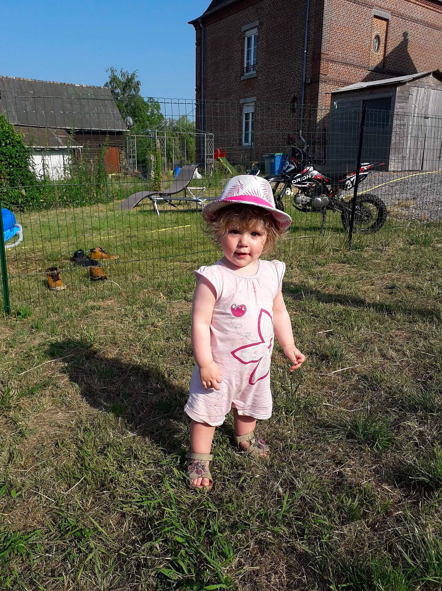 Anaelle participe au concours pour gagner de l'argent avec cette photo : backyard, child, farm, fun, garden, grass, grass_family, home, house, lawn, person, plant, play, soil, spring, summer, toddler, tree, vacation, yard