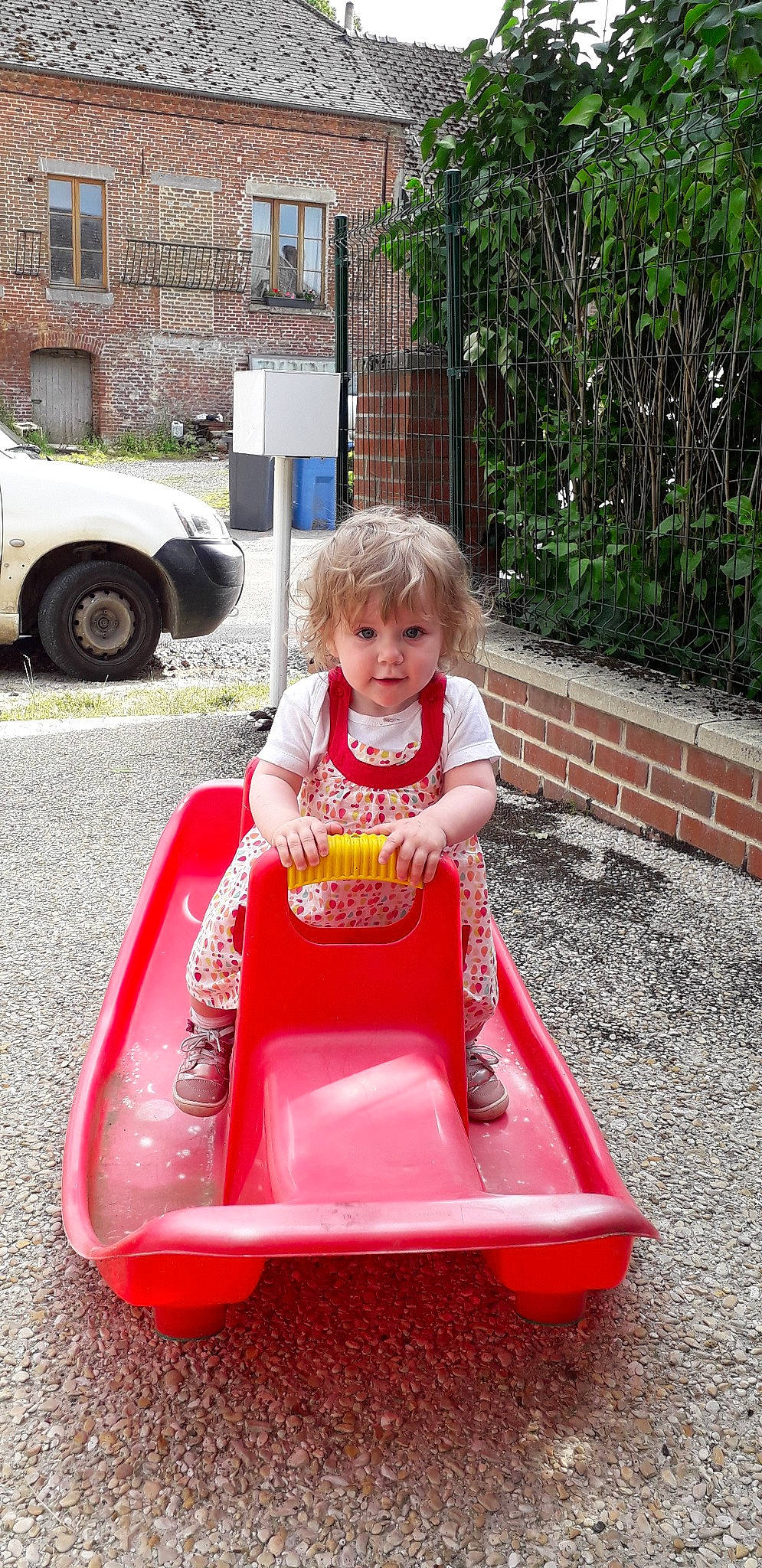 Anaelle participe au concours pour gagner de l'argent avec cette photo : child, fun, outdoor_play_equipment, person, play, playground, public_space, recreation, sandpit, toddler, vehicle