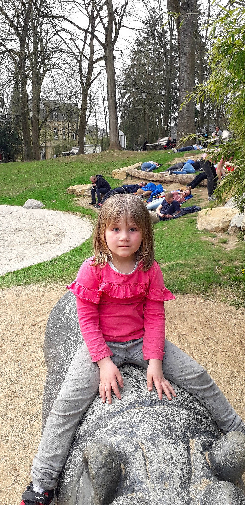 Katalyna a rejoint le concours — aidez-le/la à gagner de superbes lots ! child, fawn, fun, grass, person, play, recreation, rock, sitting, soil, toddler, tree, vacation