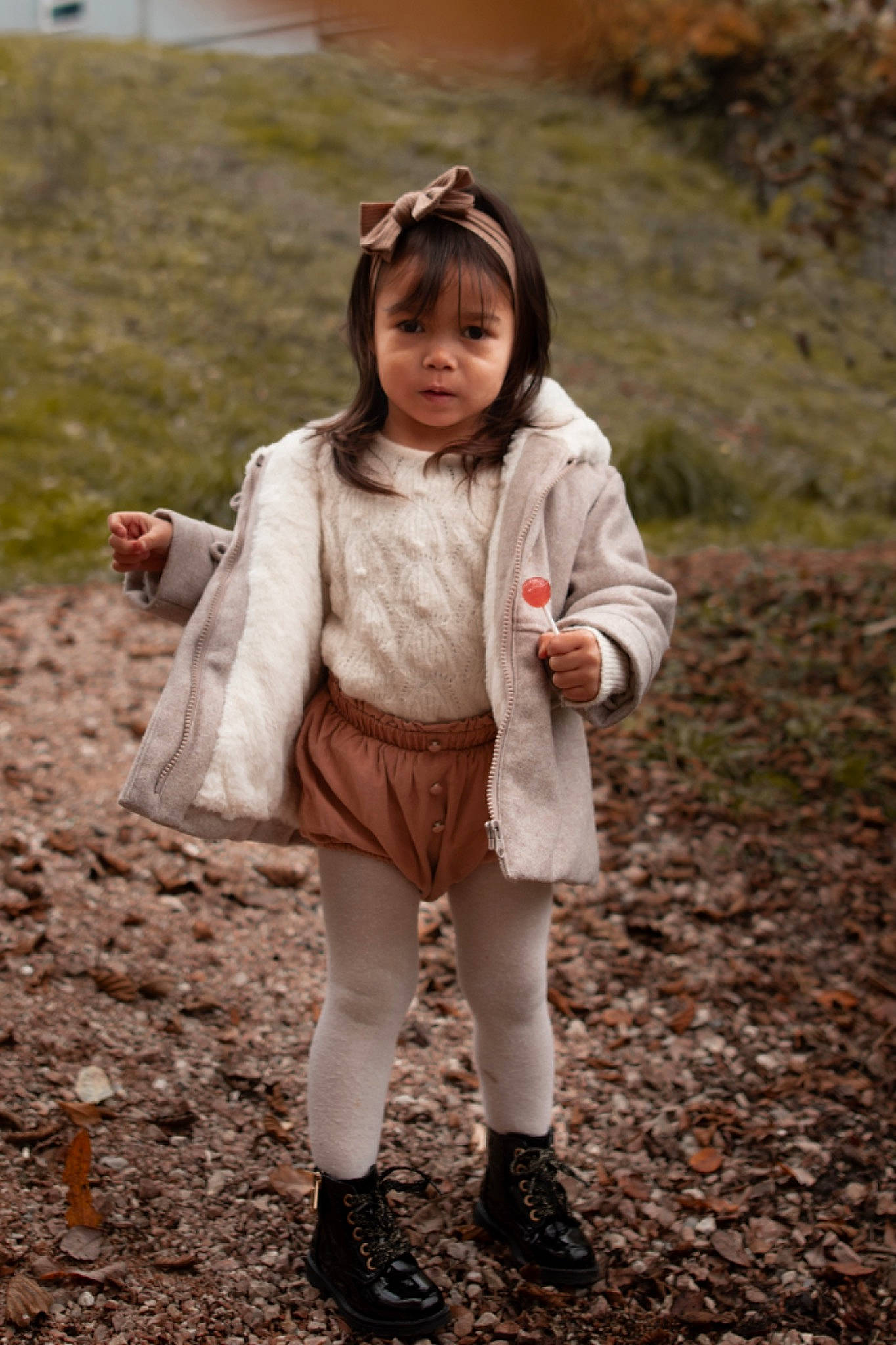 Miah a rejoint le concours — aidez-le/la à gagner de superbes lots ! blond, brown_hair, child, face, flash_photography, fun, grass, hair, happy, head, landscape, leg, long_hair, people_in_nature, person, plant, recreation, soil, street_fashion, toddler