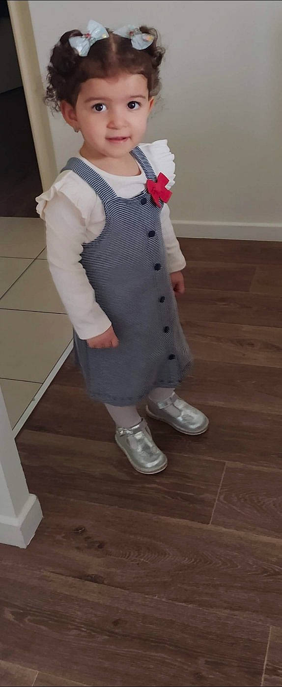 Nelia participe au concours pour gagner de l'argent avec cette photo : baby, baby_toddler_clothing, blazer, collar, dress_shirt, fashion_accessory, fashion_design, flooring, formal_wear, hardwood, knee, outerwear, pattern, person, personal_protective_equipment, sleeve, street_fashion, toddler, waist, white