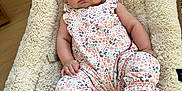 Alix a rejoint le concours — aidez-le/la à gagner de superbes lots ! baby, baby_nest, child, comfortable, cozy, curious_expression, cute, floral_clothing, indoor, infant, newborn, plush, portrait, romper, sitting, skin, small_feet, small_hands, soft_texture, wooden_floor