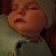 Ryan a rejoint le concours — aidez-le/la à gagner de superbes lots ! baby, sleeping, knit_sweater, hat, cozy, closeup, infant, face, peaceful, soft_light, warm_colors, button, child, portrait, resting, indoors, cute, skin, headwear, newborn