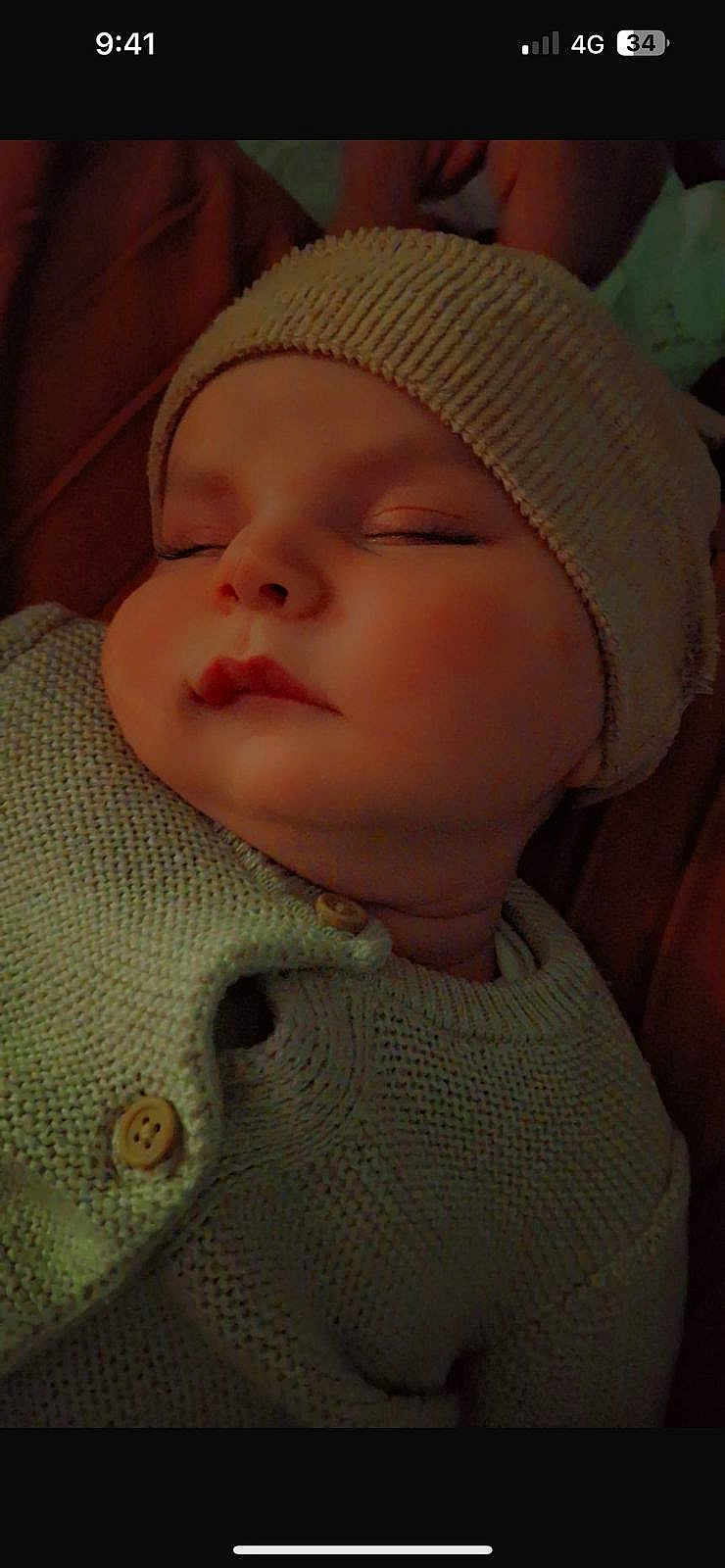 Ryan a rejoint le concours — aidez-le/la à gagner de superbes lots ! baby, sleeping, knit_sweater, hat, cozy, closeup, infant, face, peaceful, soft_light, warm_colors, button, child, portrait, resting, indoors, cute, skin, headwear, newborn