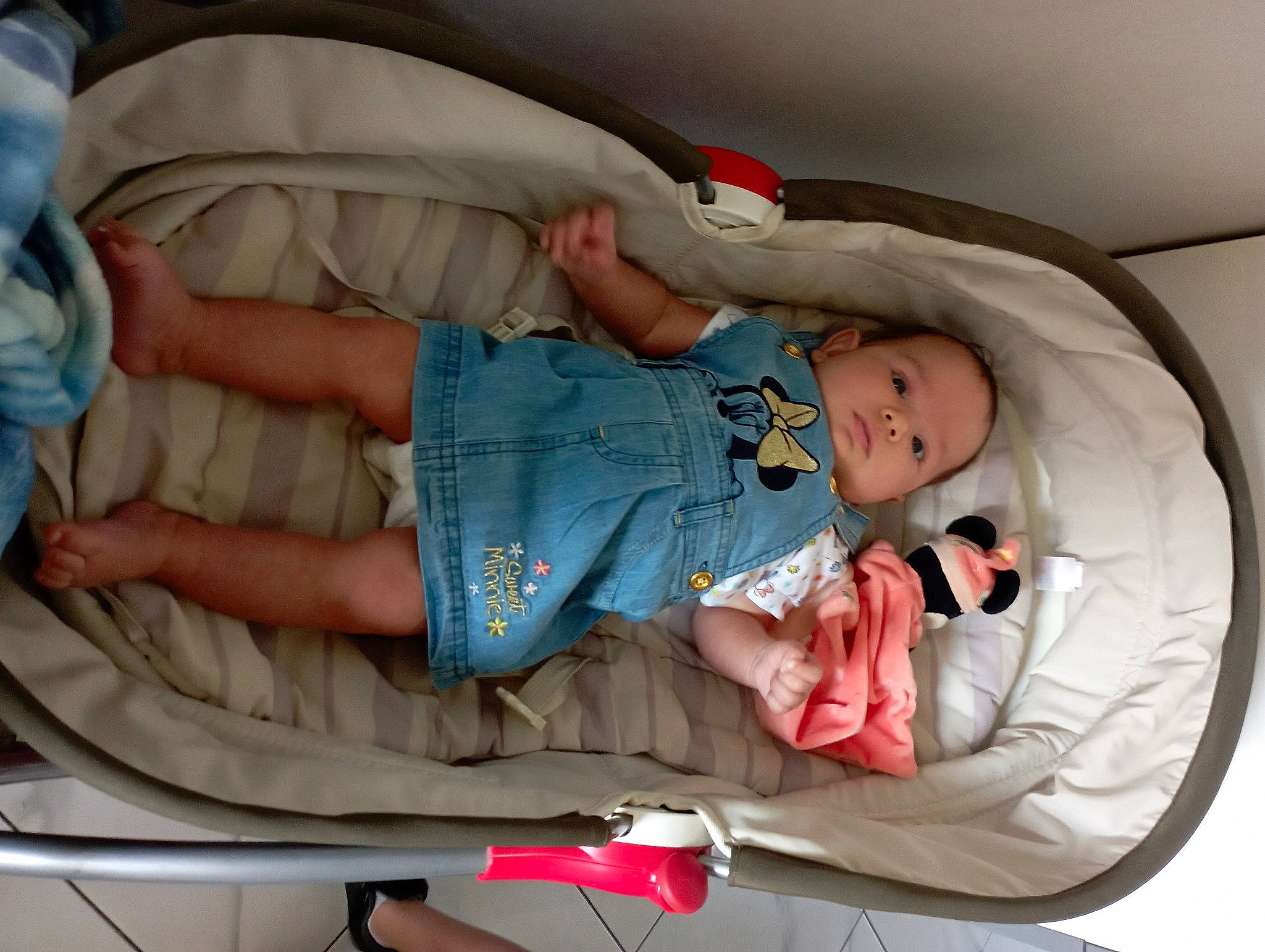 Ericka a rejoint le concours — aidez-le/la à gagner de superbes lots ! baby, baby_carriage, baby_products, baby_safety, baby_sleeping, baby_toddler_clothing, bedtime, child, comfort, infant_bed, lap, linens, nap, person, room, sleep, textile, toddler