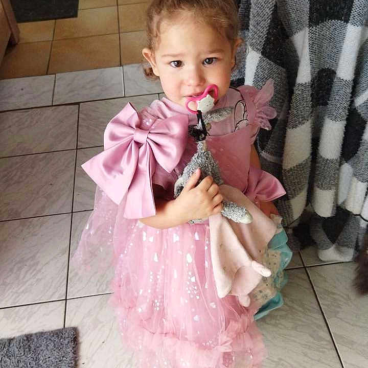 Ericka participe au concours pour gagner de l'argent avec cette photo : adult, brush, child, clothing, costume, cutlery, device, dress, face, female, formalwear, girl, head, male, man, person, photography, portrait, spoon, tool