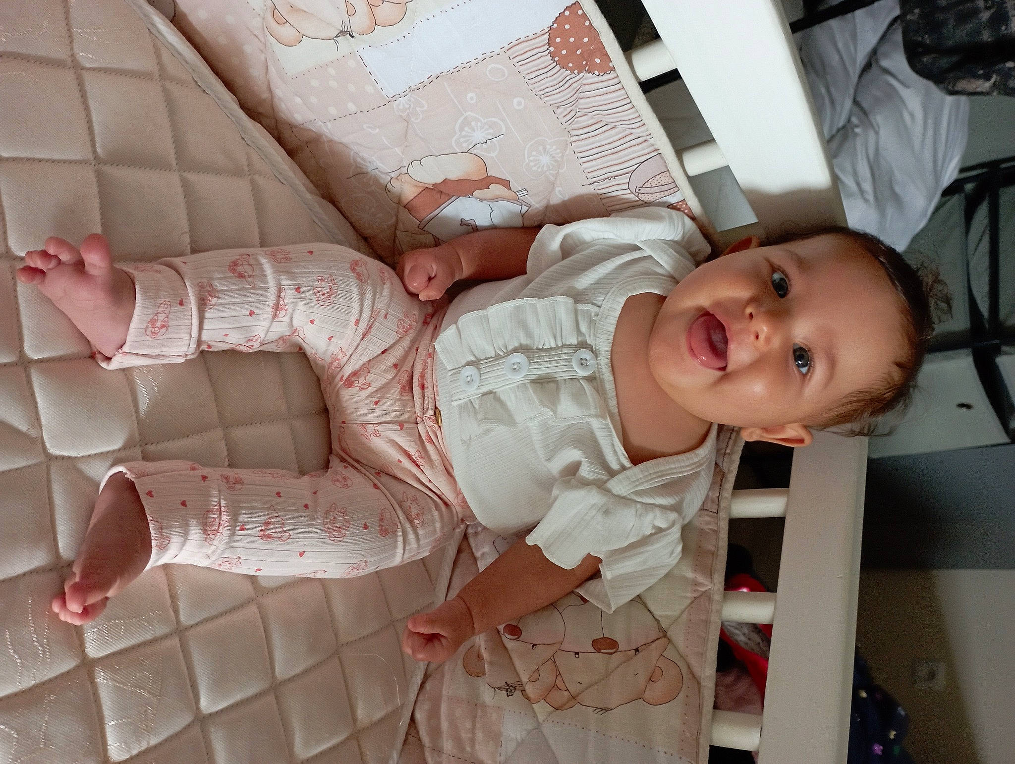 Ericka a rejoint le concours — aidez-le/la à gagner de superbes lots ! baby, baby_products, baby_toddler_clothing, child, comfort, flesh, flooring, human_leg, linens, pattern, person, pink, room, skin, smile, textile, toddler, wood, wrist
