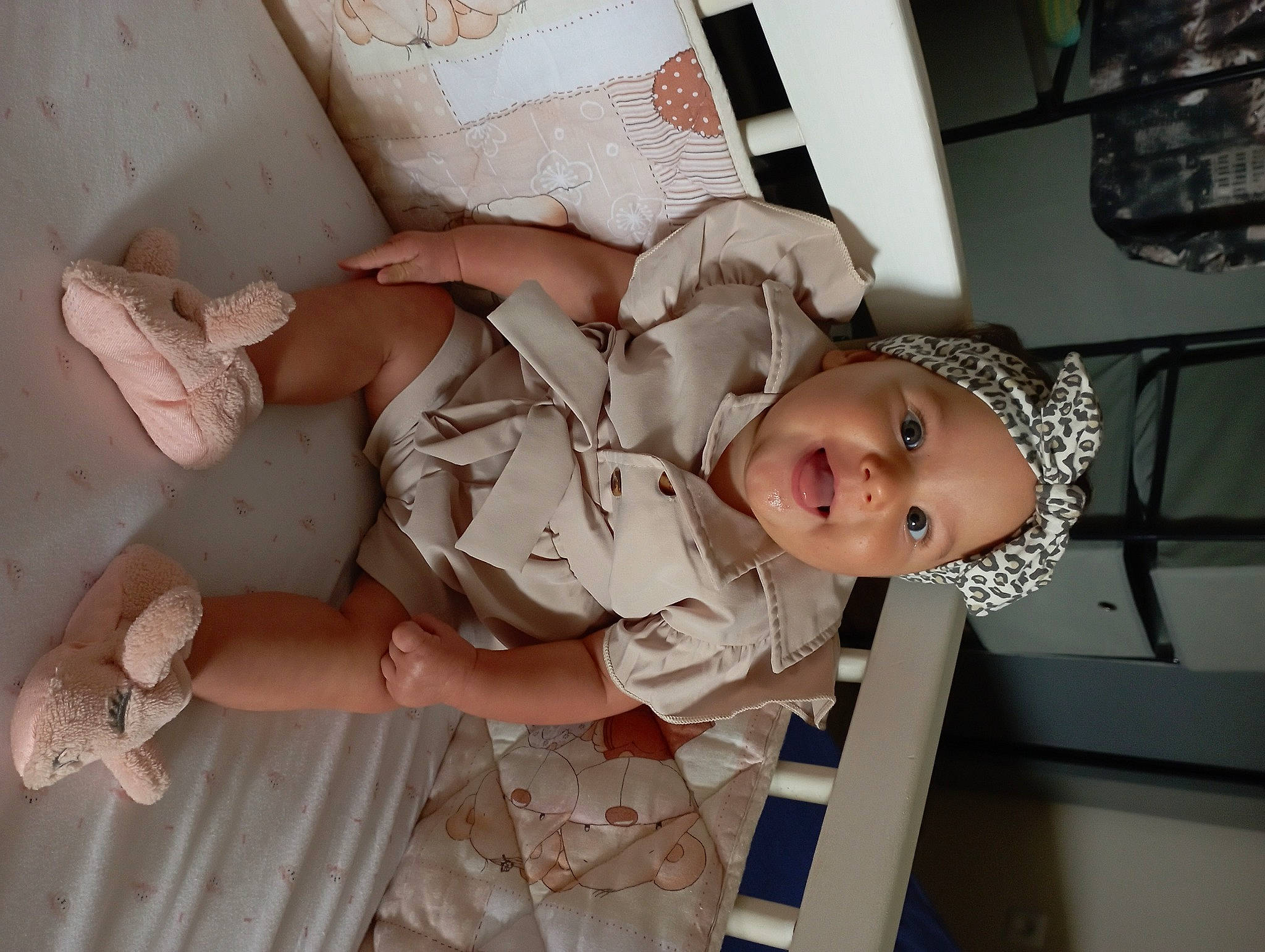 Ericka a rejoint le concours — aidez-le/la à gagner de superbes lots ! baby, baby_toddler_clothing, child, comfort, elbow, finger, flooring, foot, headwear, human_leg, knee, leg, nail, pattern, person, room, sandal, skin, smile, thigh