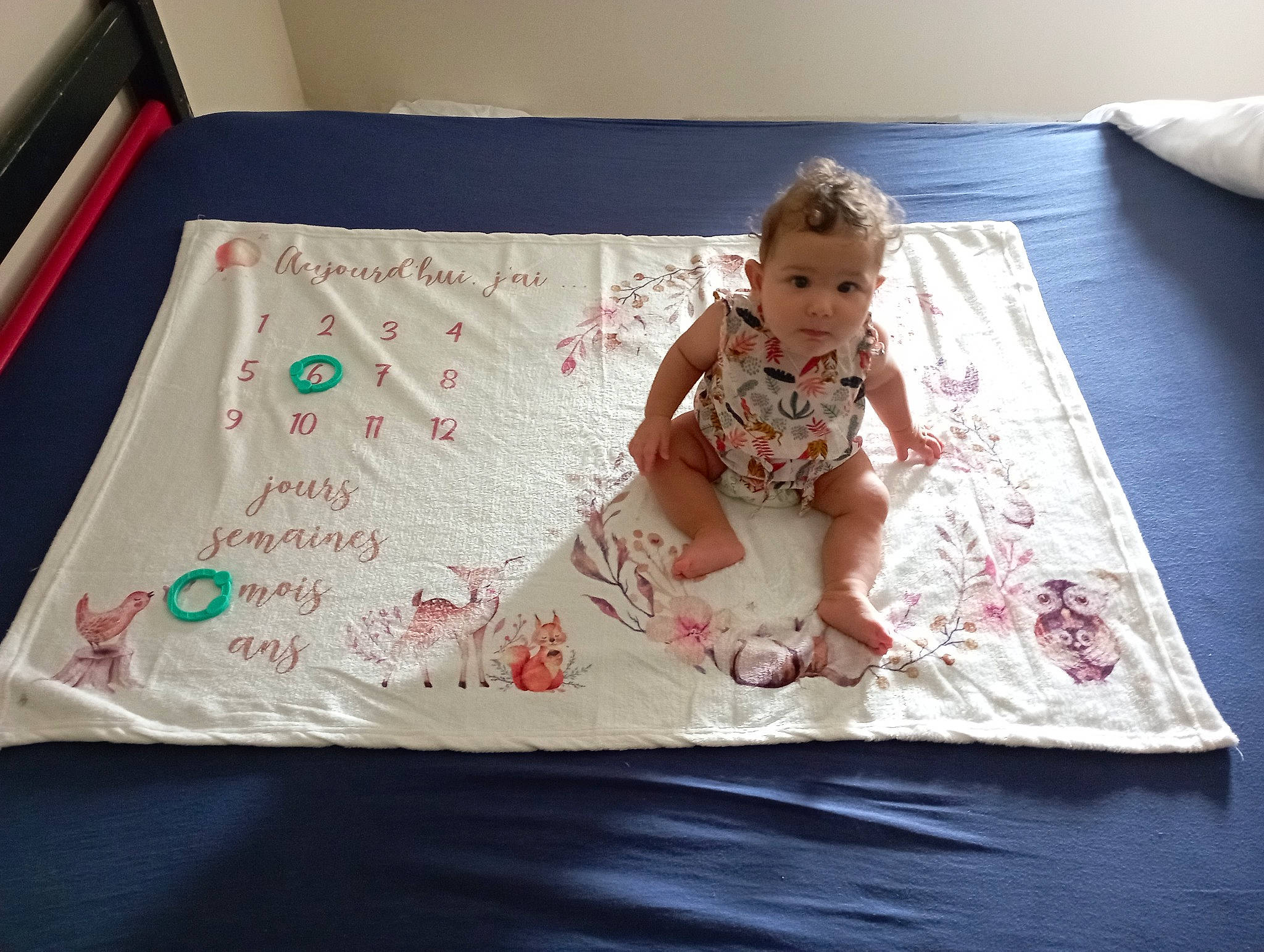 Ericka a rejoint le concours — aidez-le/la à gagner de superbes lots ! art, baby, baby_toddler_clothing, bed, bed_sheet, bedding, bedroom, child, comfort, flooring, linens, magenta, pattern, person, pink, rectangle, room, sleeve, throw_pillow, toddler