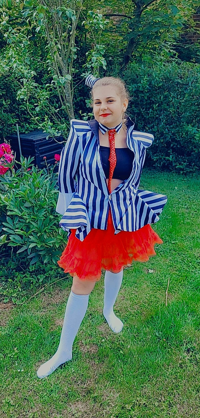 Kimberly a rejoint le concours — aidez-le/la à gagner de superbes lots ! costume, day_dress, dress, electric_blue, eye, fashion_accessory, fashion_design, flower, formal_wear, grass, head, headgear, joy, one_piece_garment, pattern, people_in_nature, person, plant, sleeve, uniform