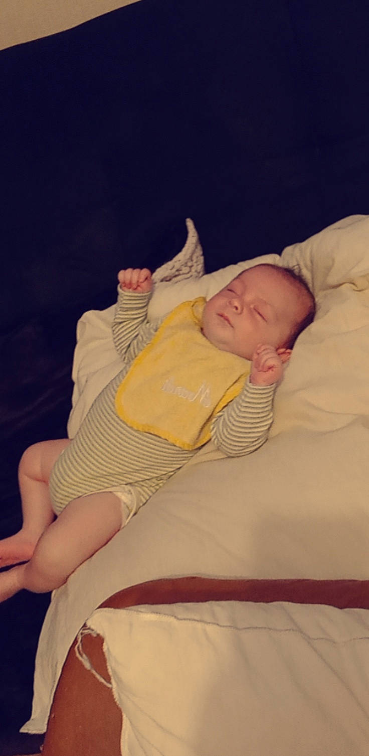Edward participe au concours pour gagner de l'argent avec cette photo : baby, baby_products, baby_sleeping, baby_toddler_clothing, bedtime, child, comfort, event, finger, hat, human_leg, linens, mammal, nap, person, room, skin, sleep, thigh, thumb