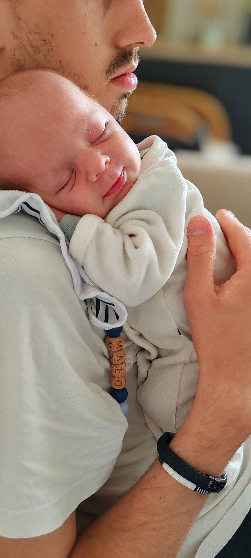 Malo a rejoint le concours — aidez-le/la à gagner de superbes lots ! arm, baby, bodypart, clothing, face, finger, hand, hat, head, knitwear, newborn, person, photography, portrait, sleeping, sweater, sweatshirt, wrist, wristwatch