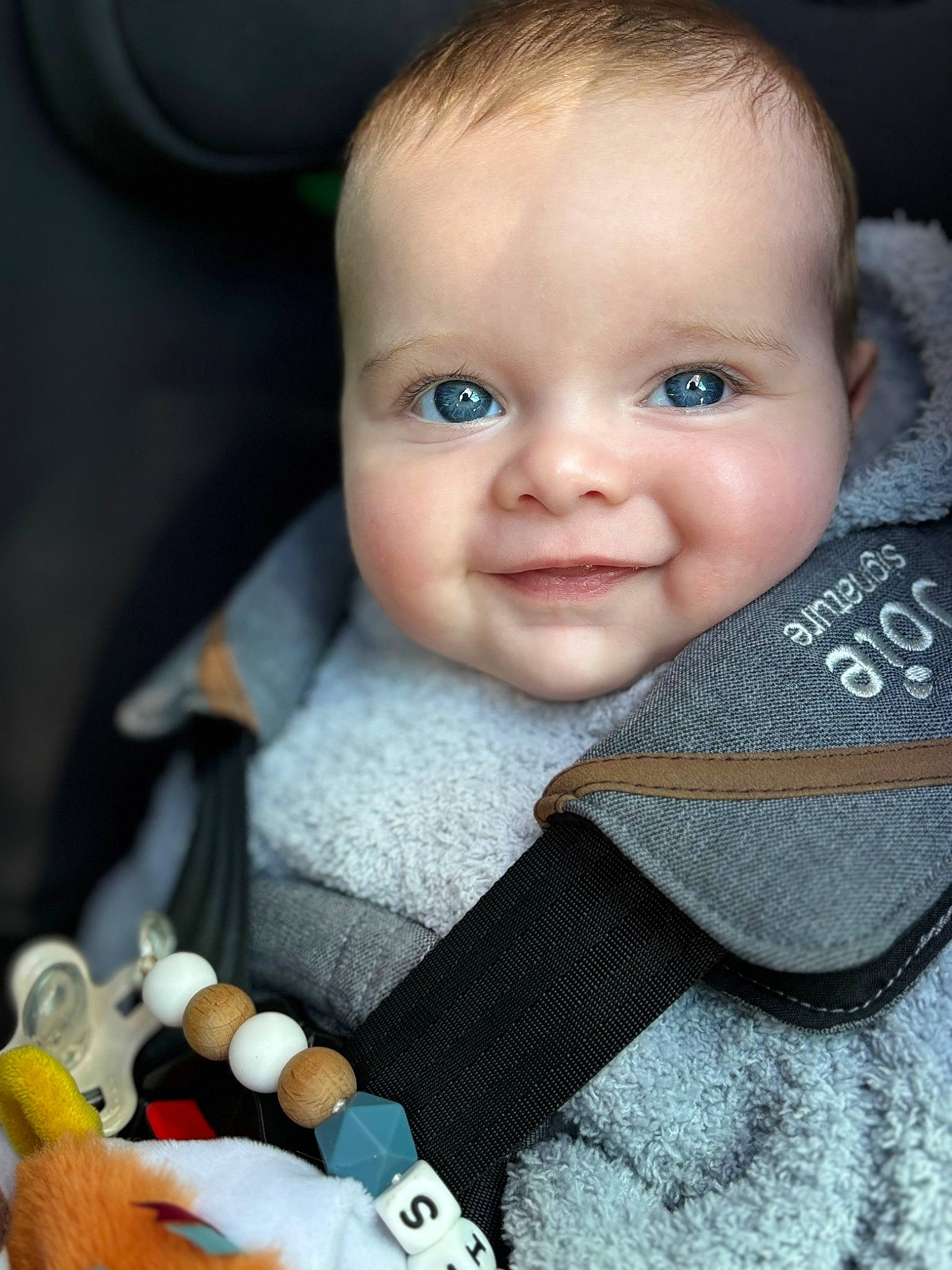 Louis a rejoint le concours — aidez-le/la à gagner de superbes lots ! azure, baby, baby_products, baby_toddler_clothing, cheek, child, close_up, electric_blue, eye, finger, human_body, iris, joy, mouth, nail, nose, person, sitting, skin, smile