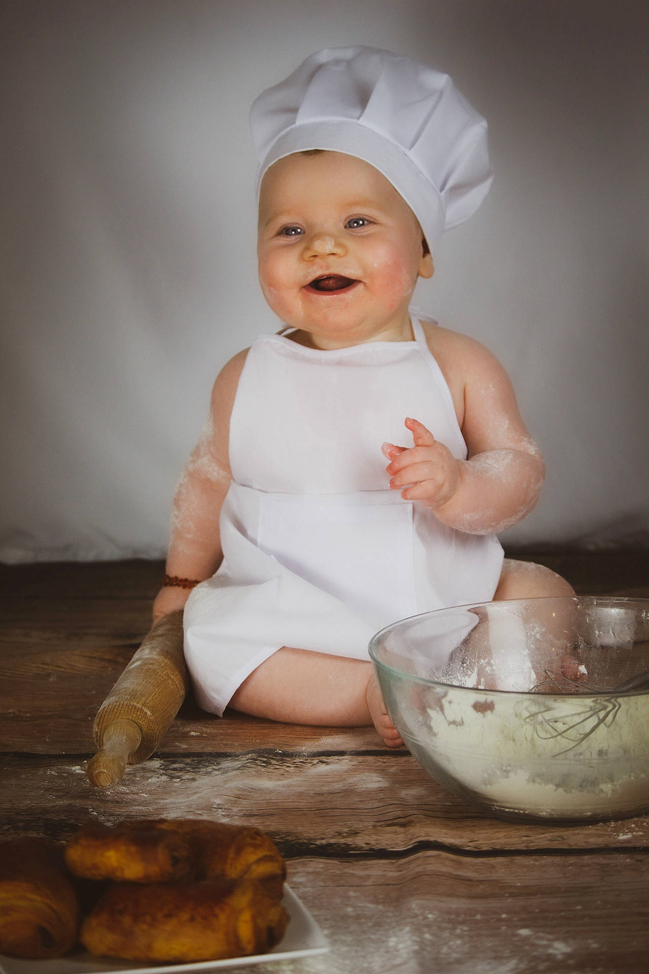 Willow a rejoint le concours — aidez-le/la à gagner de superbes lots ! arm, baby, baby_toddler_clothing, bowl, cap, child, cooking, facial_expression, flash_photography, happy, head, headwear, human_body, joy, lighting, mixing_bowl, person, room, sitting, skin