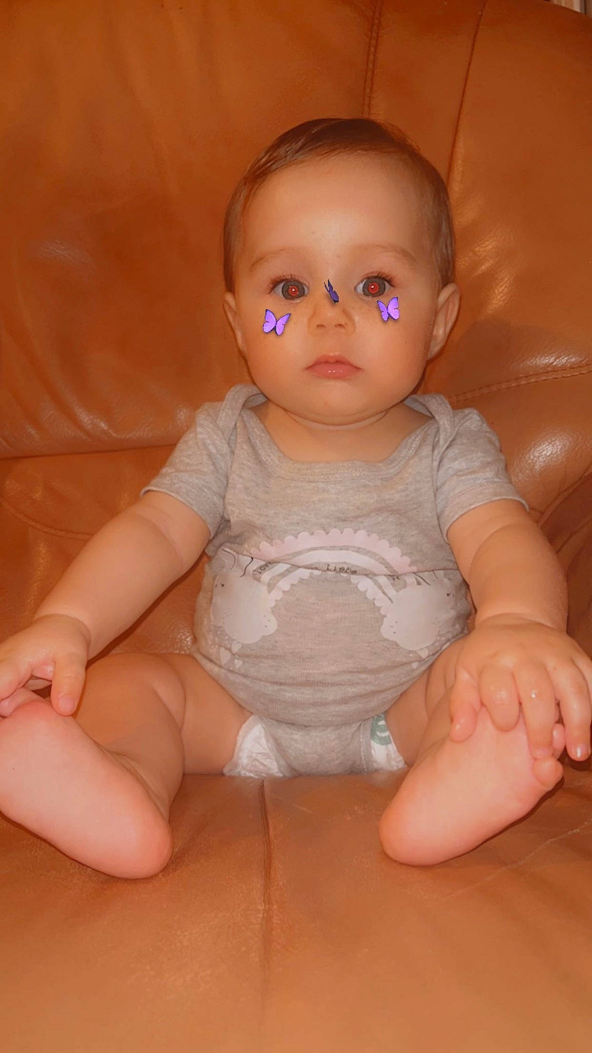 Héloïse participe au concours pour gagner de l'argent avec cette photo : baby, baby_toddler_clothing, cheek, chin, eye, eyebrow, face, gesture, hairstyle, head, human_body, iris, joint, lip, mouth, neck, nose, person, skin, sleeve