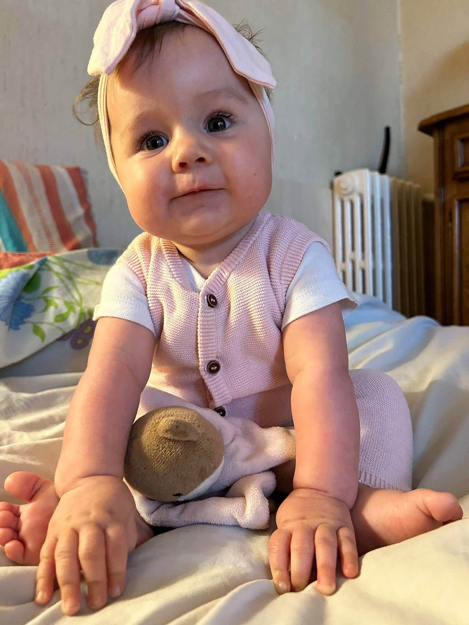 Héloïse a rejoint le concours — aidez-le/la à gagner de superbes lots ! baby, baby_products, baby_safety, baby_toddler_clothing, barefoot, cap, cheek, child, comfort, elbow, finger, foot, happy, human_leg, knee, person, sitting, skin, sleeve, t_shirt