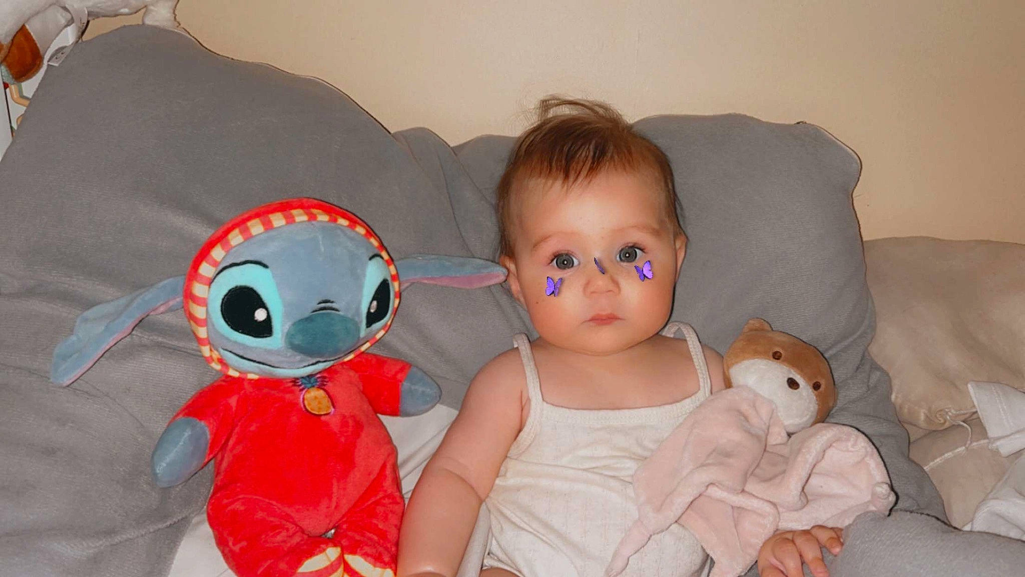 Héloïse a rejoint le concours — aidez-le/la à gagner de superbes lots ! baby, baby_toddler_clothing, baby_toys, bedding, cheek, child, comfort, couch, eye, fun, happy, iris, linens, person, plush, room, sitting, skin, stuffed_toy, toddler