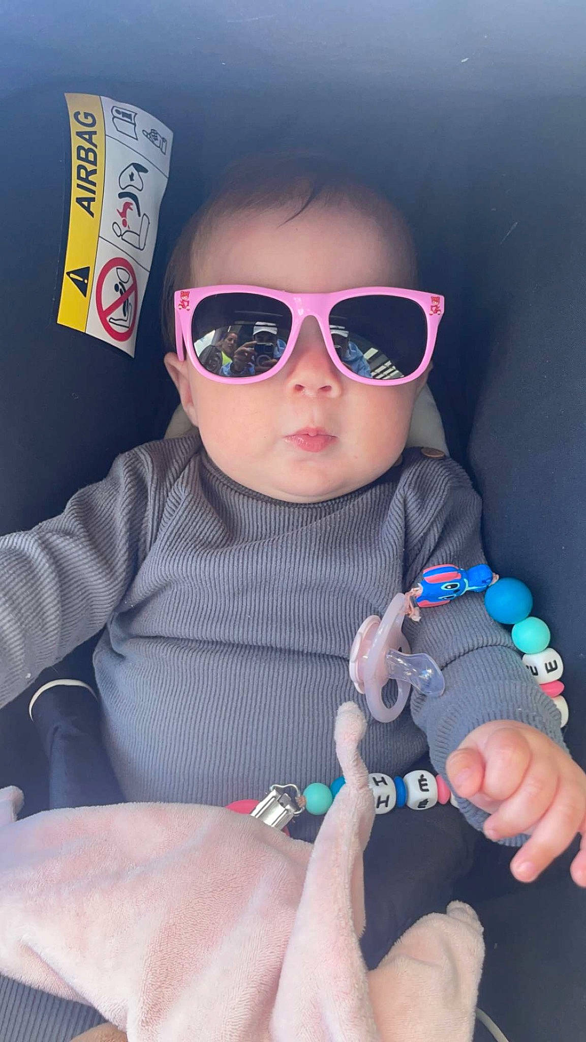 Héloïse a rejoint le concours — aidez-le/la à gagner de superbes lots ! baby, baby_toddler_clothing, cool, eyewear, finger, gesture, glasses, goggles, hand, human, lip, outerwear, person, pink, product, skin, sleeve, sunglasses, textile, toddler