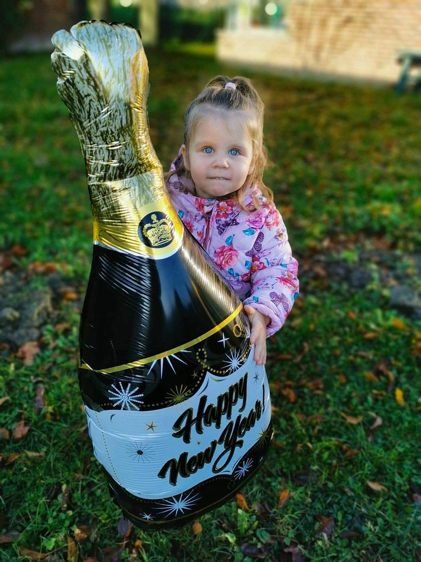 Anna participe au concours pour gagner de l'argent avec cette photo : baby, baby_toddler_clothing, bottle, drink, face, glass_bottle, grass, grass_family, happy, head, leaf, leisure, pattern, people_in_nature, person, plant, recreation, smile, toddler, tree