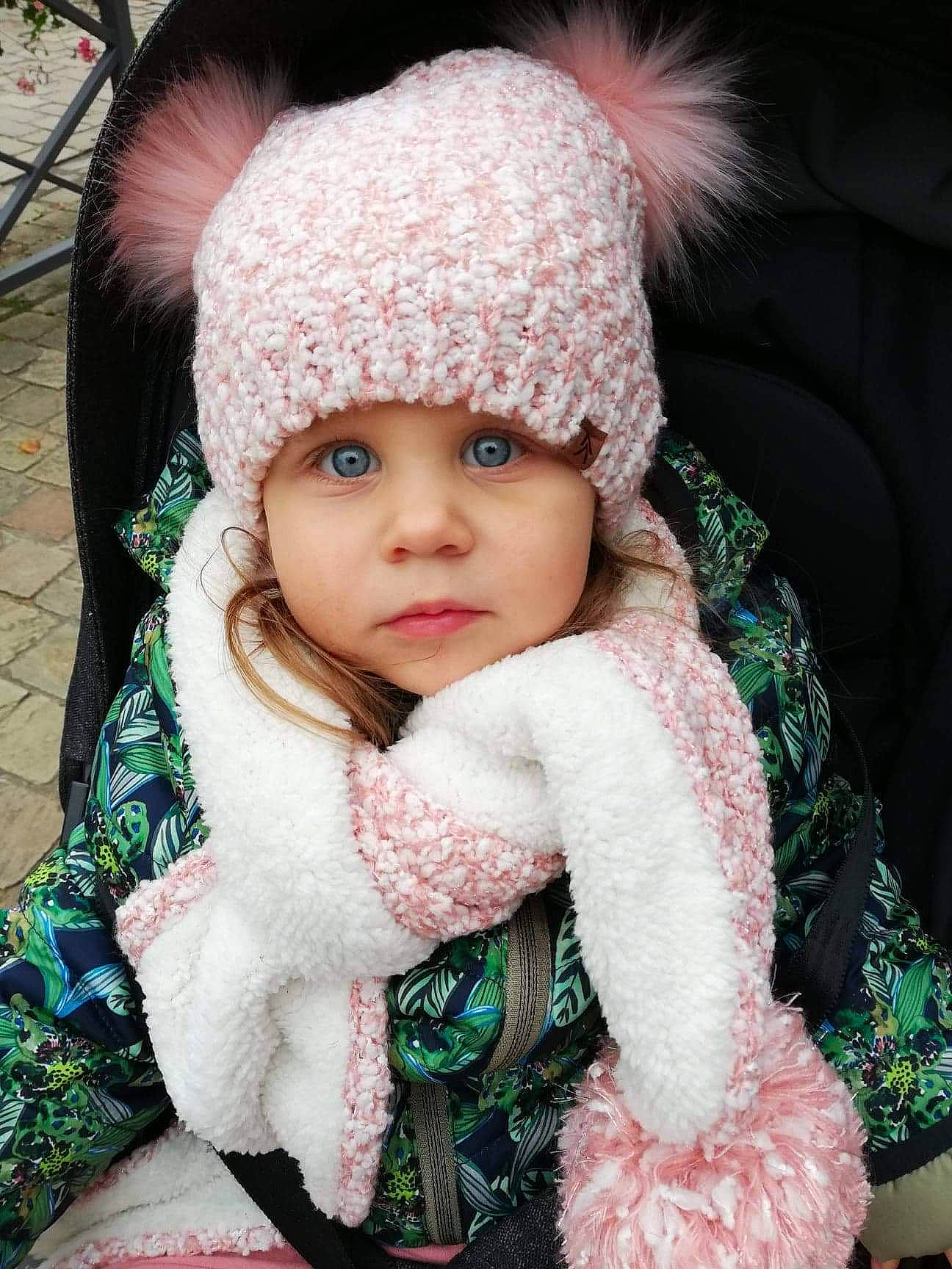 Anna a rejoint le concours — aidez-le/la à gagner de superbes lots ! cap, child, eye, fun, fur_clothing, happy, head, headgear, headwear, jacket, knit_cap, lip, outerwear, person, pink, plant, skin, textile, toddler, tree