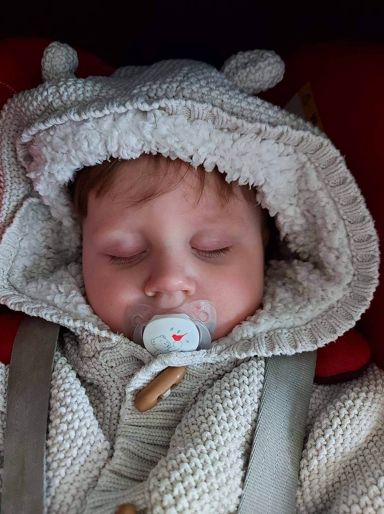 Vadim a rejoint le concours — aidez-le/la à gagner de superbes lots ! baby, baby_toddler_clothing, beauty, cap, cheek, child, comfort, creative_arts, eyelash, fashion_accessory, headgear, headwear, iris, knit_cap, lip, outerwear, person, skin, textile, toddler
