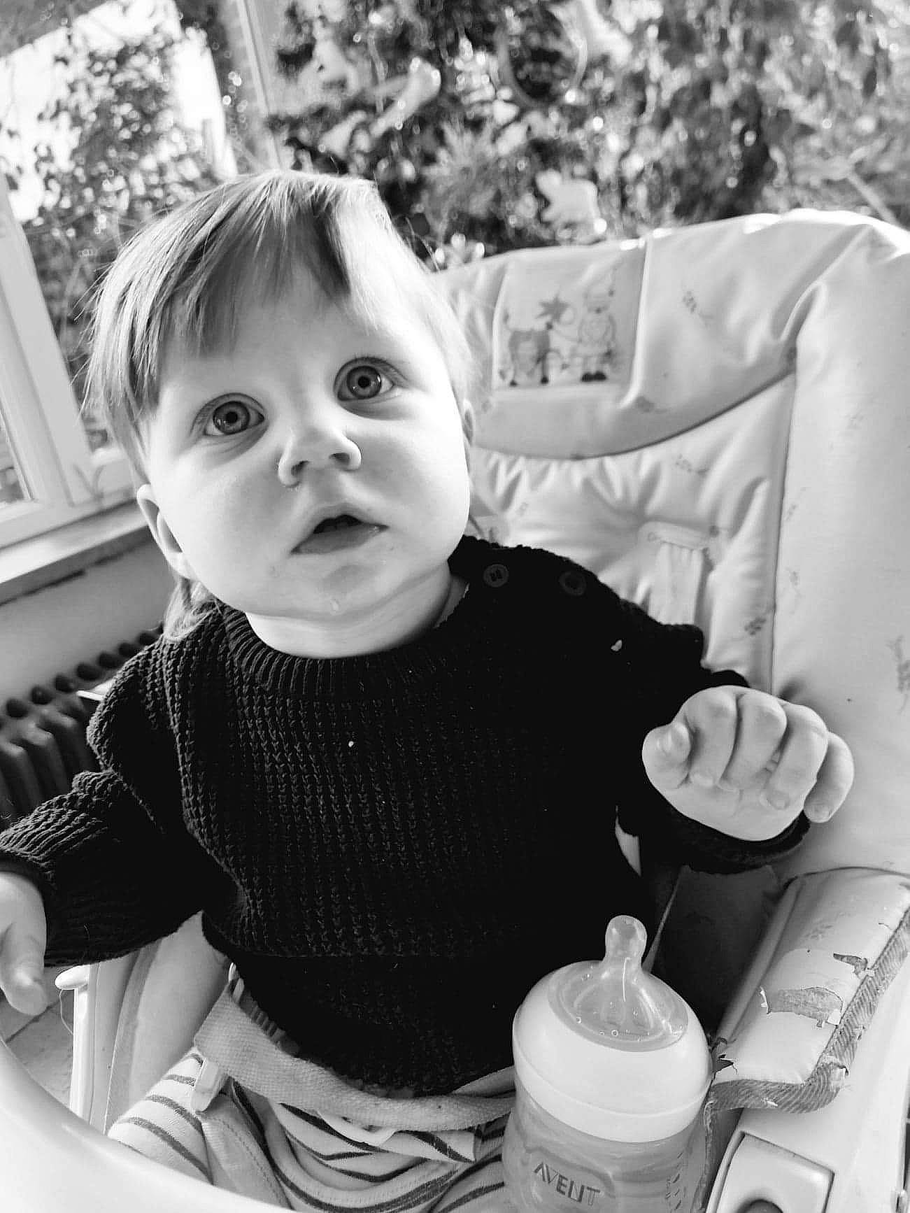 Vadim a rejoint le concours — aidez-le/la à gagner de superbes lots ! baby_toddler_clothing, beauty, black, black_and_white, bottle, cheek, child, cool, drinkware, hairstyle, happy, iris, monochrome, organ, person, photograph, plastic_bottle, sleeve, style, toddler