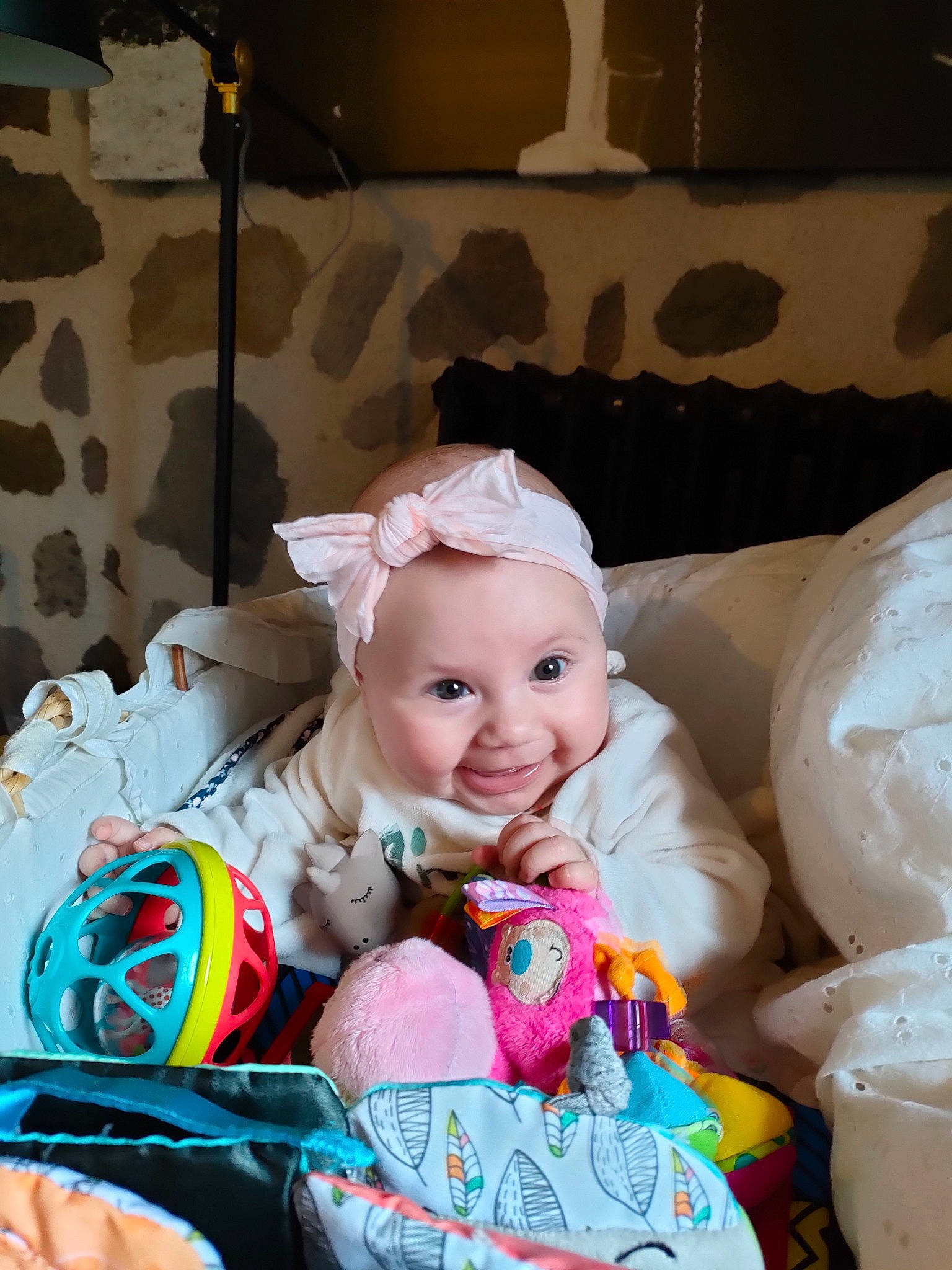 Jeanne participe au concours pour gagner de l'argent avec cette photo : baby, baby_products, baby_toddler_clothing, baby_toys, child, event, eye, fun, happy, holiday, joy, party, person, pink, play, portrait_photography, room, sitting, smile, sweetness