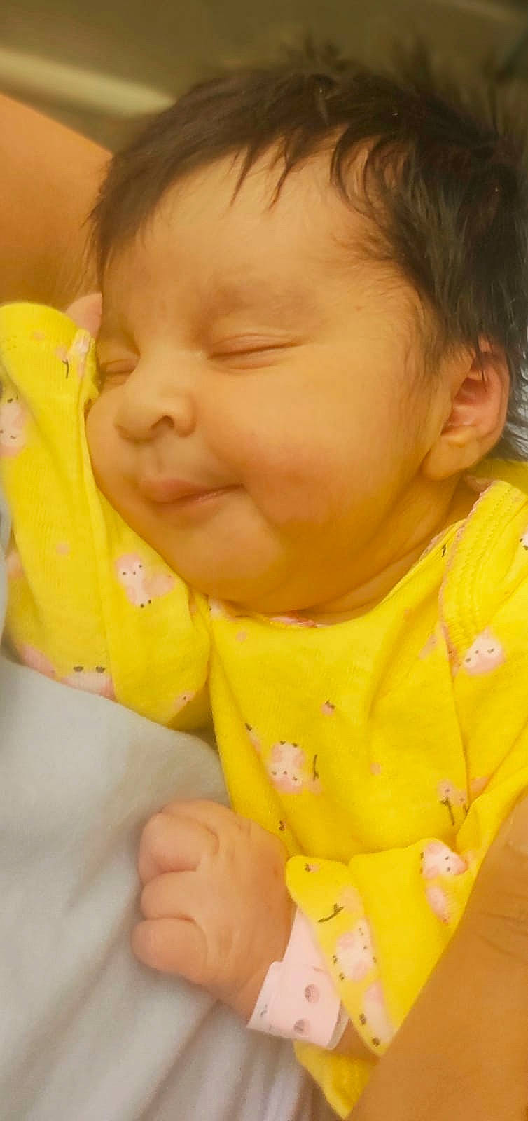 Yashasvi a rejoint le concours — aidez-le/la à gagner de superbes lots ! baby_toddler_clothing, cheek, chin, ear, eyebrow, eyelash, face, facial_expression, gesture, hand, happy, human_body, iris, lip, mouth, neck, nose, person, skin, sleeve