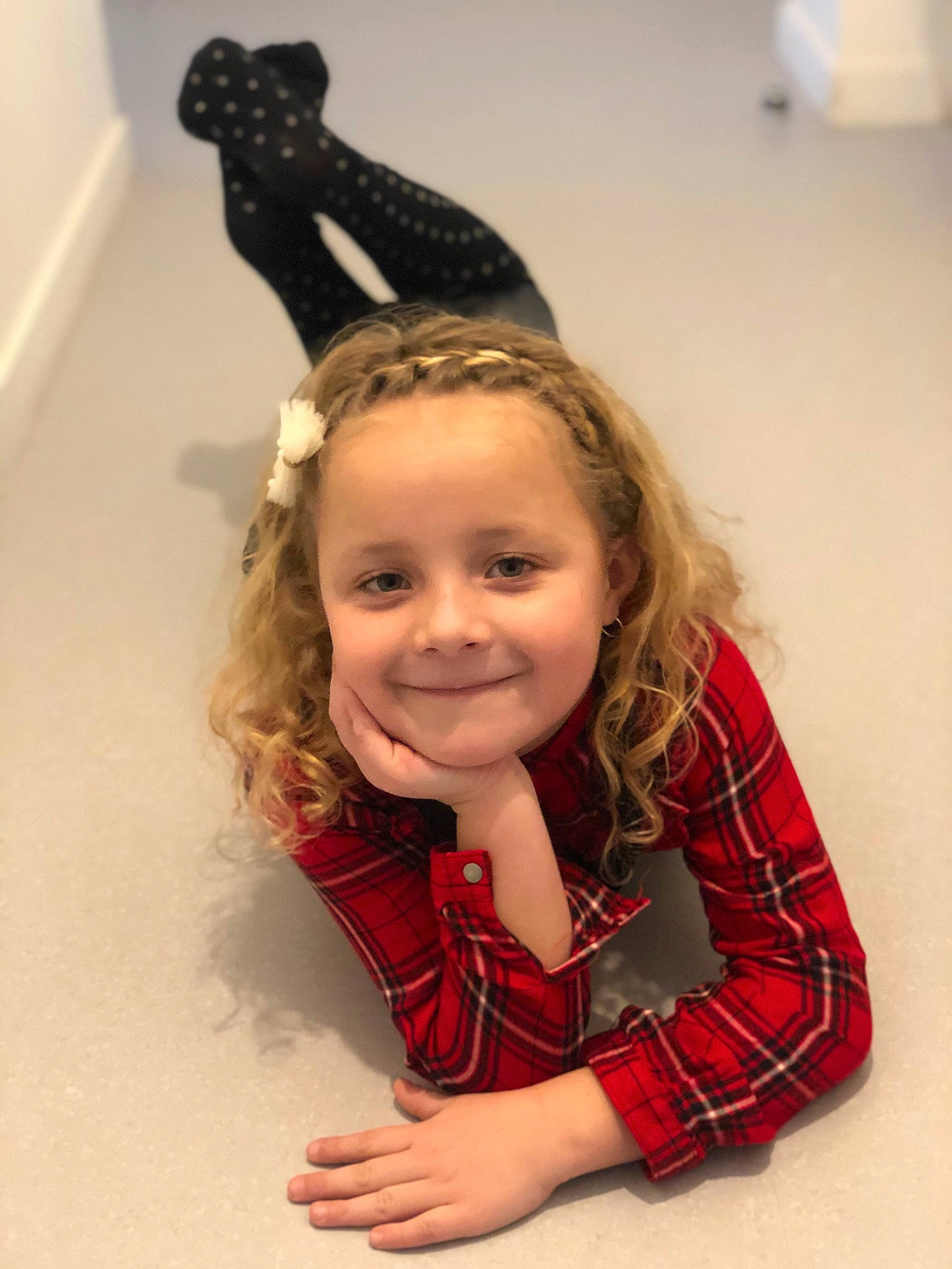 Naïs a rejoint le concours — aidez-le/la à gagner de superbes lots ! arm, blond, brown_hair, cheek, child, flash_photography, fun, gesture, hair, happy, iris, joy, lip, long_hair, pattern, person, plaid, skin, sleeve, smile