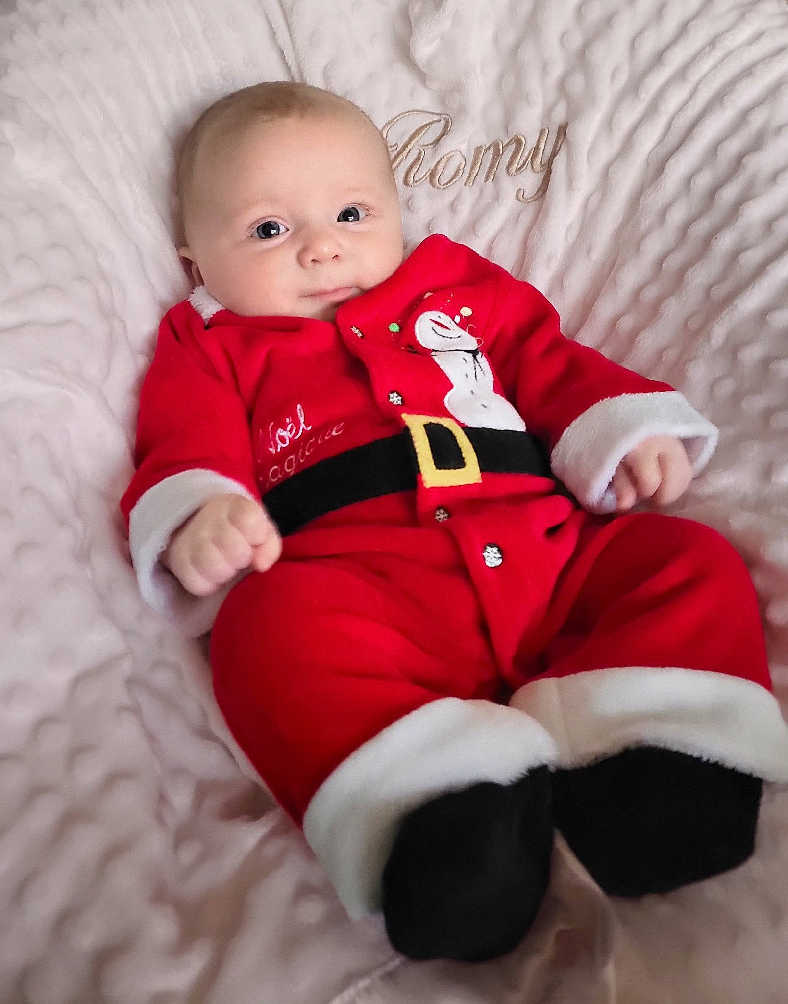 Romy participe au concours pour gagner de l'argent avec cette photo : baby, baby_toddler_clothing, carmine, comfort, flash_photography, flooring, fun, fur, hand, happy, human_body, human_leg, knee, person, red, sitting, sleeve, smile, sock, thigh