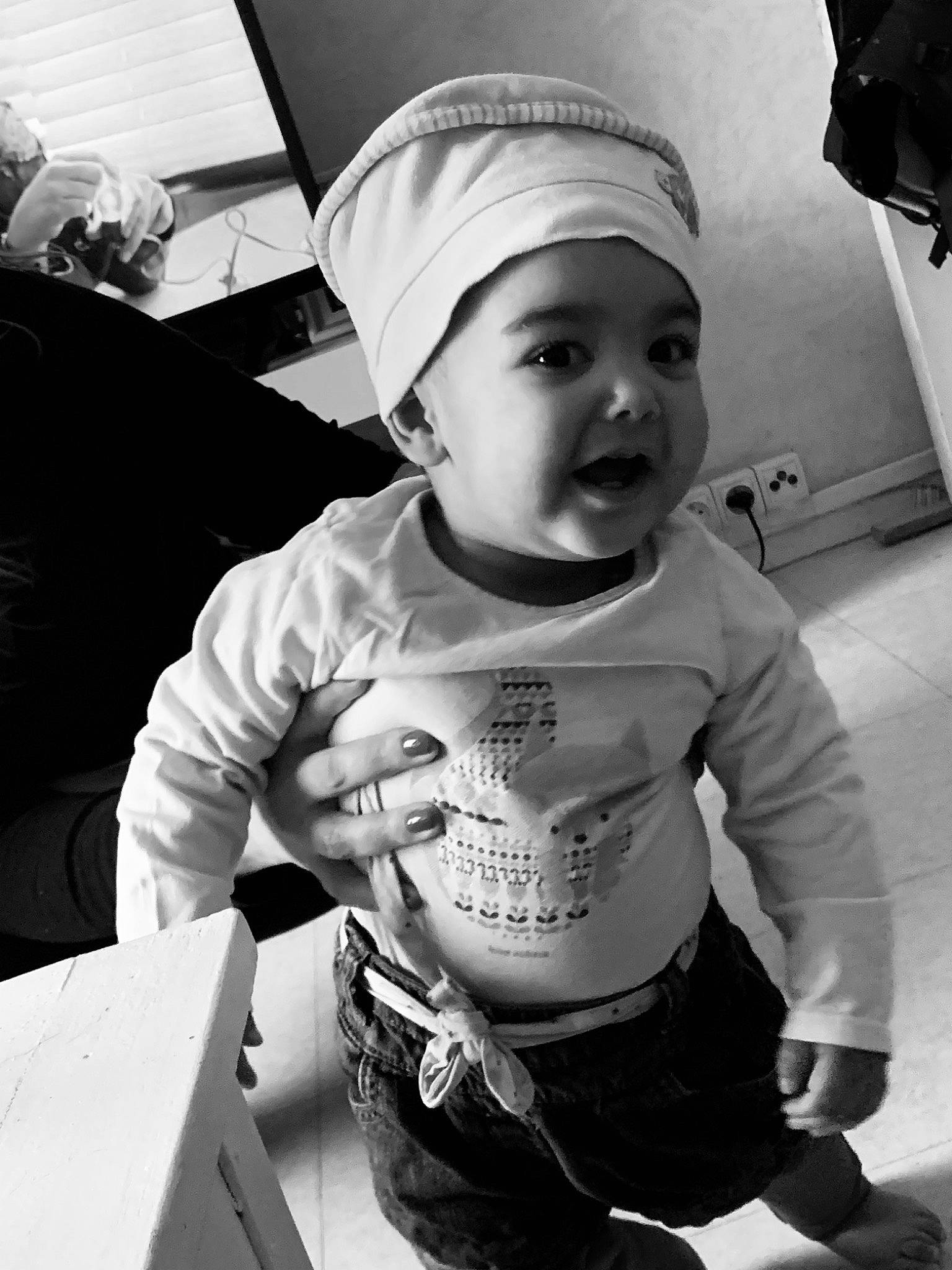 Clarisse a rejoint le concours — aidez-le/la à gagner de superbes lots ! baby, black, black_and_white, cap, child, cool, headgear, headwear, monochrome, monochrome_photography, person, photography, room, sleeve, smile, snapshot, style, toddler, white