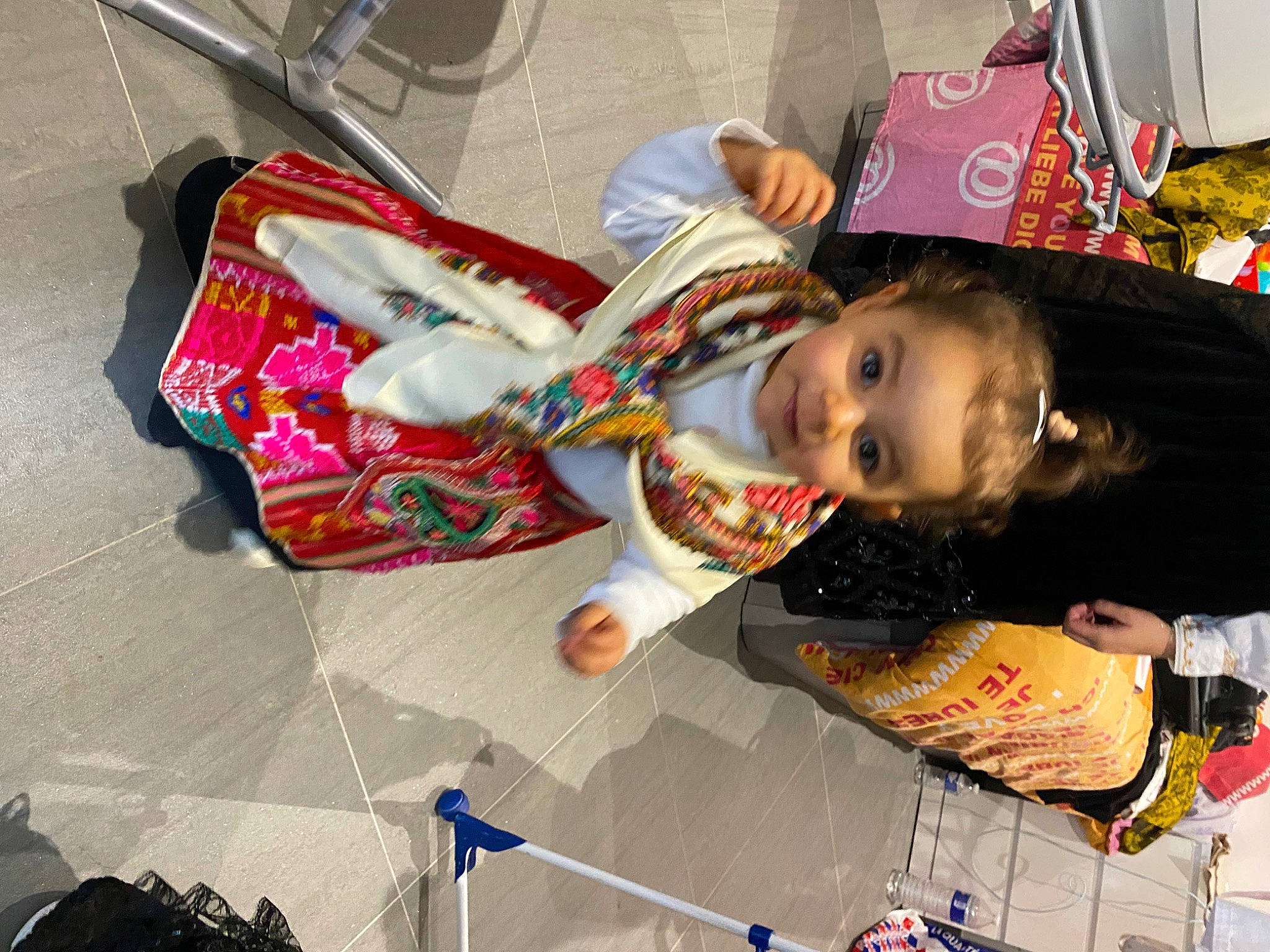 Inaya a rejoint le concours — aidez-le/la à gagner de superbes lots ! bag, child, costume, event, fashion_accessory, flooring, fun, happy, hat, leisure, luggage_and_bags, pattern, person, room, shoe, smile, temple, toddler, tradition, visual_arts