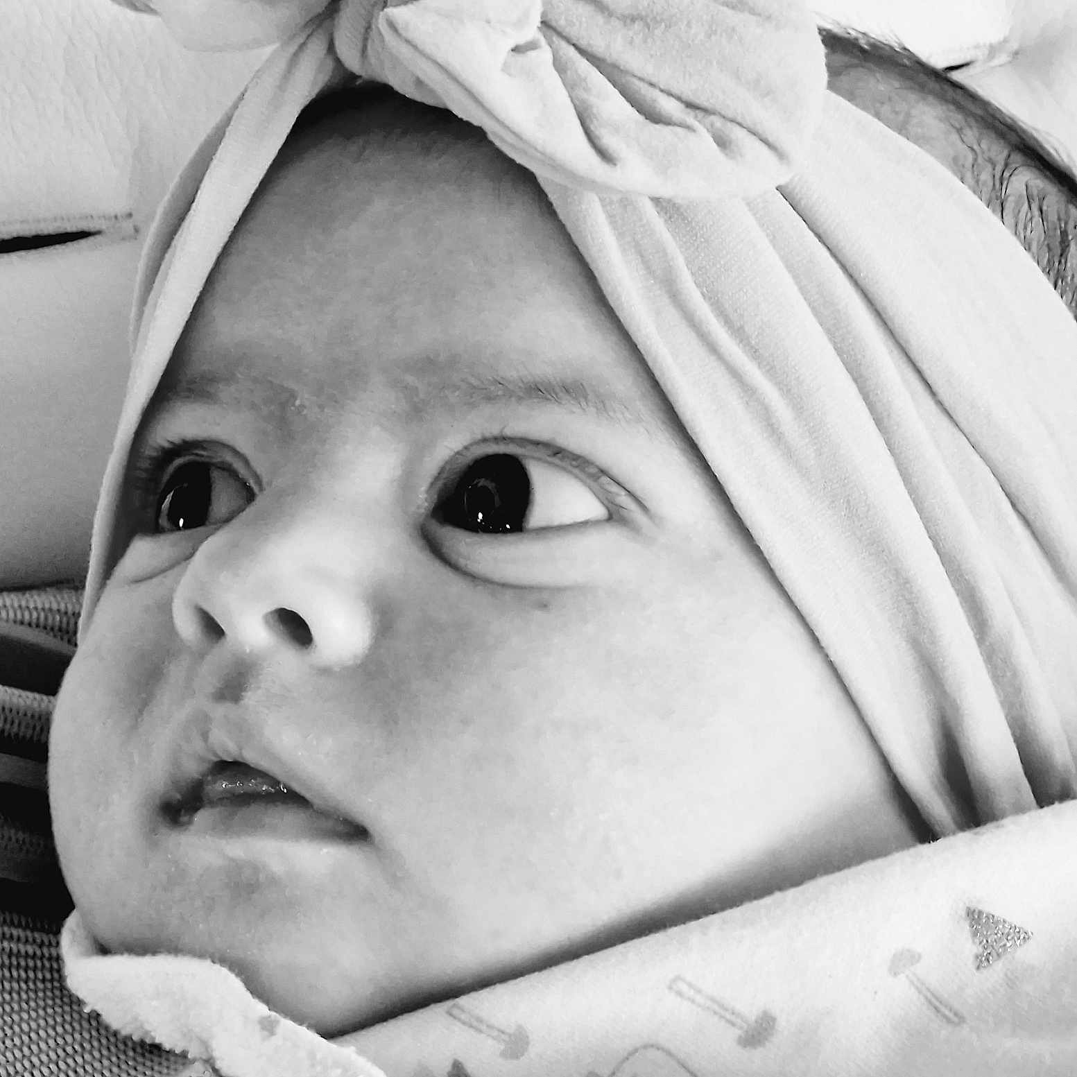 Evy participe au concours pour gagner de l'argent avec cette photo : baby, black, black_and_white, cheek, child, chin, eye, eyebrow, eyelash, fashion_accessory, forehead, happy, headgear, iris, lip, monochrome, monochrome_photography, mouth, style, toddler
