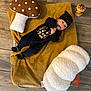 Julio a rejoint le concours — aidez-le/la à gagner de superbes lots ! baby, black_outfit, blanket, child, clothing, cozy, cute, decor, flooring, hat, indoors, infant, lying_down, mushroom, person, plush_toy, soft_toy, toy, wood_floor, yellow