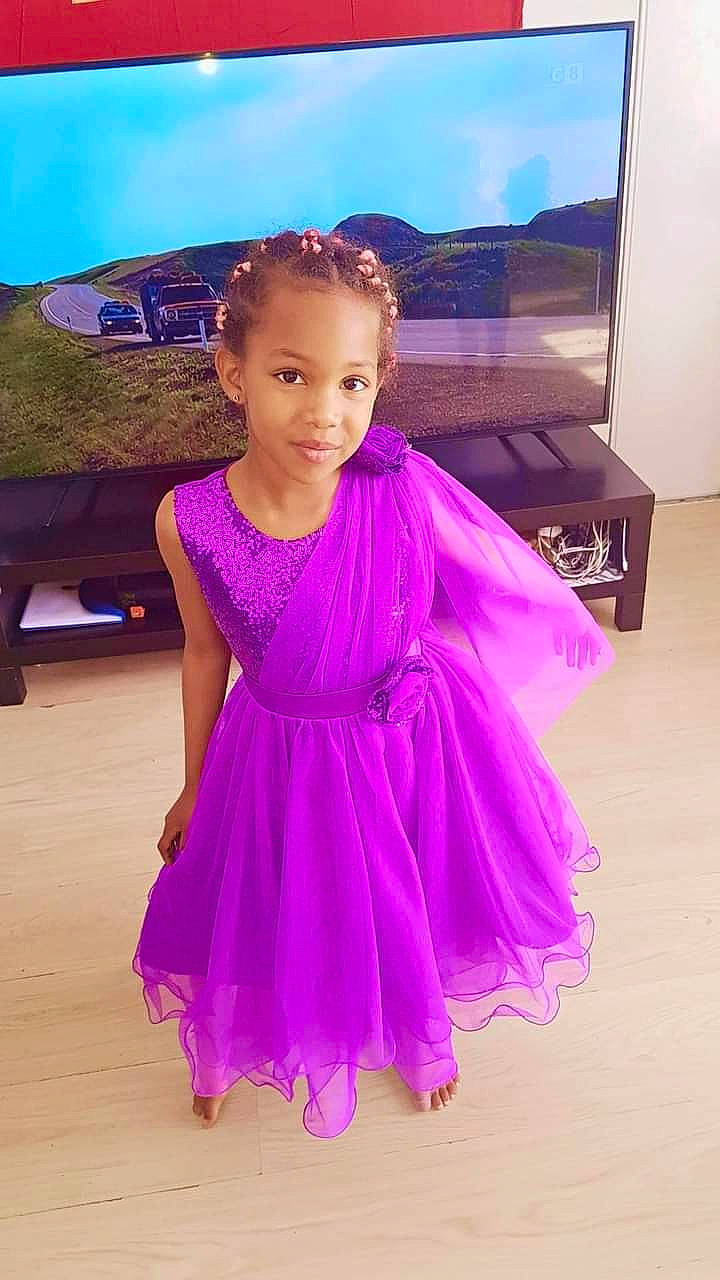 Jasmine a rejoint le concours — aidez-le/la à gagner de superbes lots ! baby_toddler_clothing, day_dress, dress, electric_blue, event, fashion_design, flash_photography, fun, hair, hairstyle, happy, joy, magenta, one_piece_garment, person, pink, purple, skin, sleeve, smile