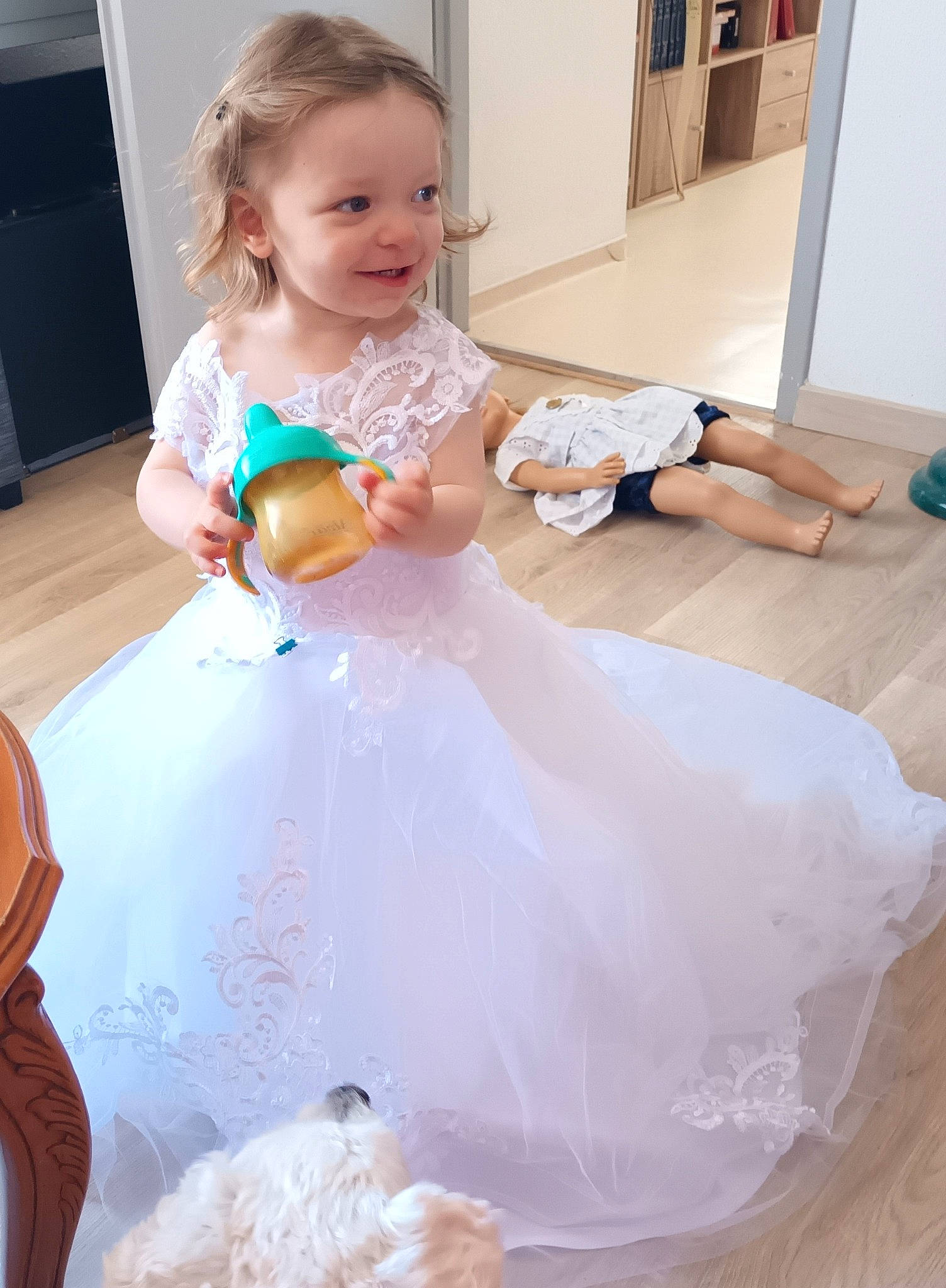 Talya a rejoint le concours — aidez-le/la à gagner de superbes lots ! baby, baby_toddler_clothing, blond, bridal_accessory, child, companion_dog, dress, embellishment, event, facial_expression, felidae, flooring, fun, gown, happy, icing, peach, person, sitting, smile