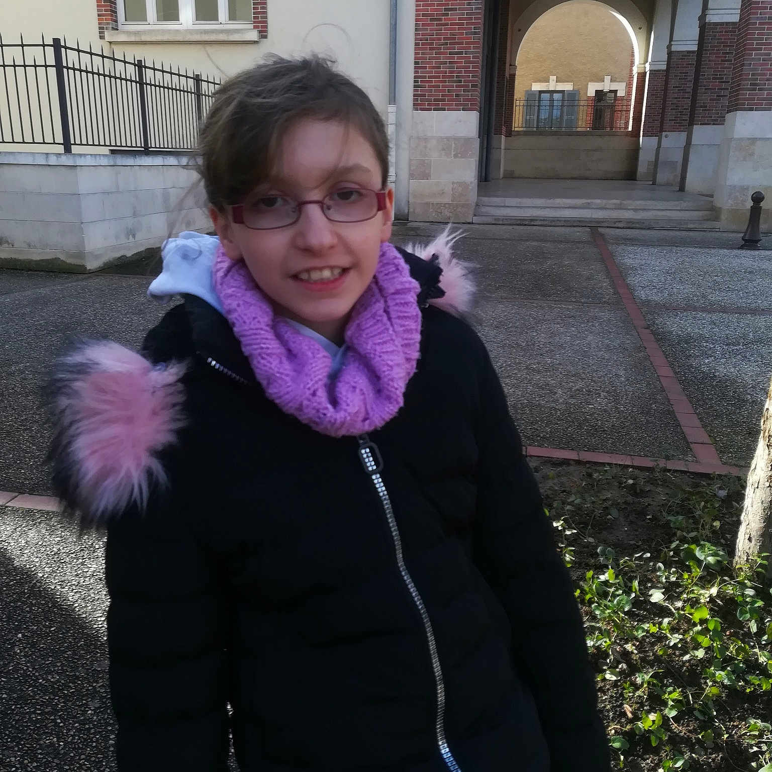 Kaitleen a rejoint le concours — aidez-le/la à gagner de superbes lots ! architecture, child, fashion_accessory, fur, jacket, joy, neck, outerwear, person, plant, purple, scarf, smile, textile, tourism, tree, vacation, winter