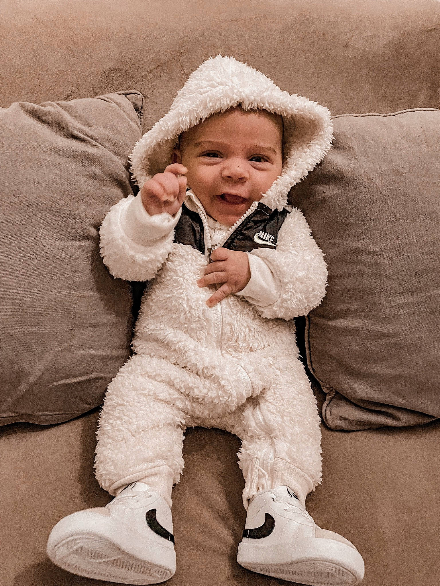 Mylann a rejoint le concours — aidez-le/la à gagner de superbes lots ! baby, baby_toddler_clothing, cheek, comfort, eye, face, flash_photography, gesture, hand, happy, head, headwear, human, human_body, lip, nose, outerwear, person, skin, sleeve