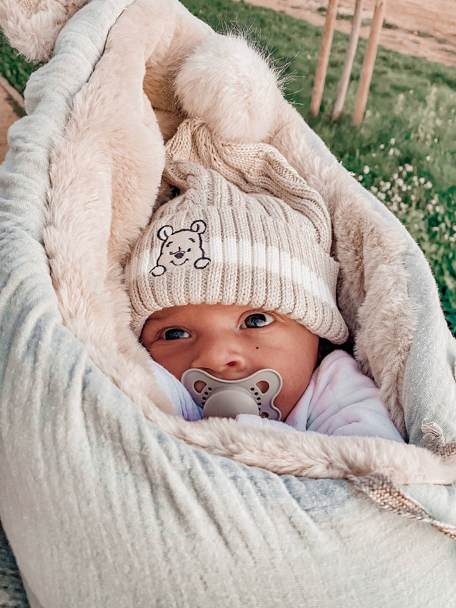 Mylann a rejoint le concours — aidez-le/la à gagner de superbes lots ! baby, baby_products, baby_sleeping, baby_toddler_clothing, child, comfort, eye, fashion_accessory, grass, happy, headwear, knit_cap, linens, mammal, person, plant, portrait_photography, skin, textile, toddler
