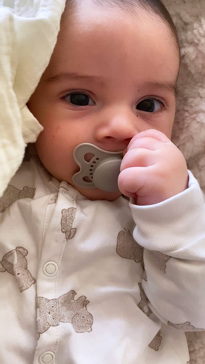 Mylann a rejoint le concours — aidez-le/la à gagner de superbes lots ! baby, baby_toddler_clothing, cheek, chin, collar, comfort, eyelash, finger, gesture, hand, happy, iris, lip, mouth, nose, person, skin, sleeve, thumb, toddler