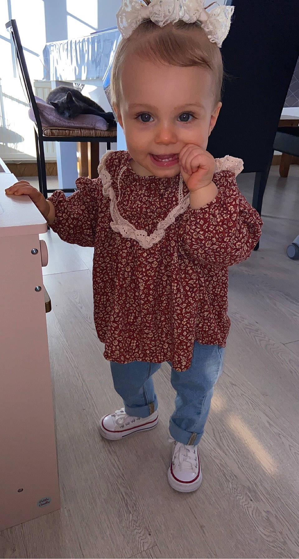 Tessa a rejoint le concours — aidez-le/la à gagner de superbes lots ! baby_toddler_clothing, cheek, chin, facial_expression, hairstyle, happy, head, iris, joint, leg, lip, neck, nose, person, shoulder, skin, sleeve, smile, standing, toddler