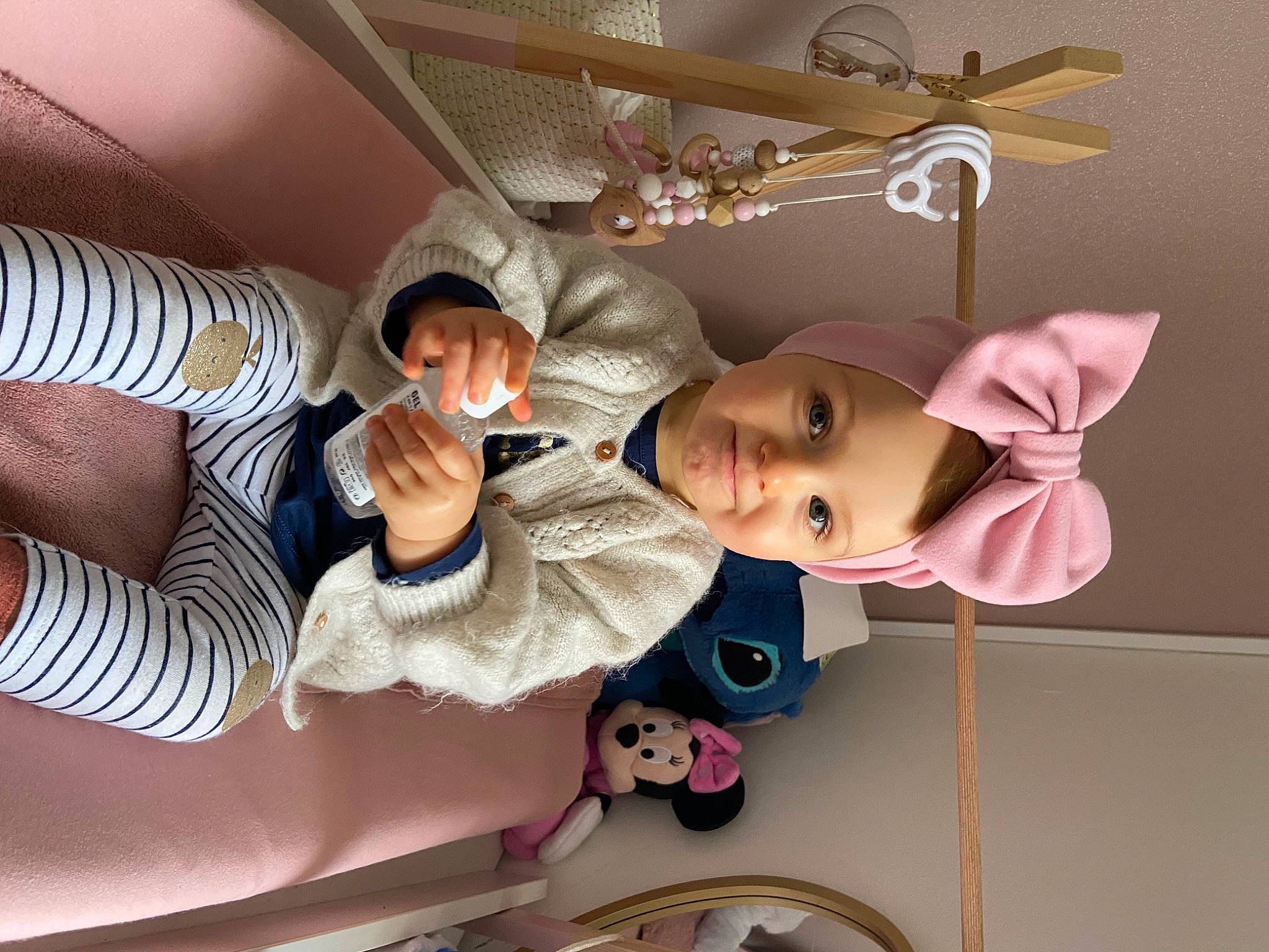 Tessa participe au concours pour gagner de l'argent avec cette photo : baby, baby_products, ceiling, ceiling_fan, child, comfort, fun, happy, hat, joy, light_fixture, person, product, room, sock, toddler, vacation