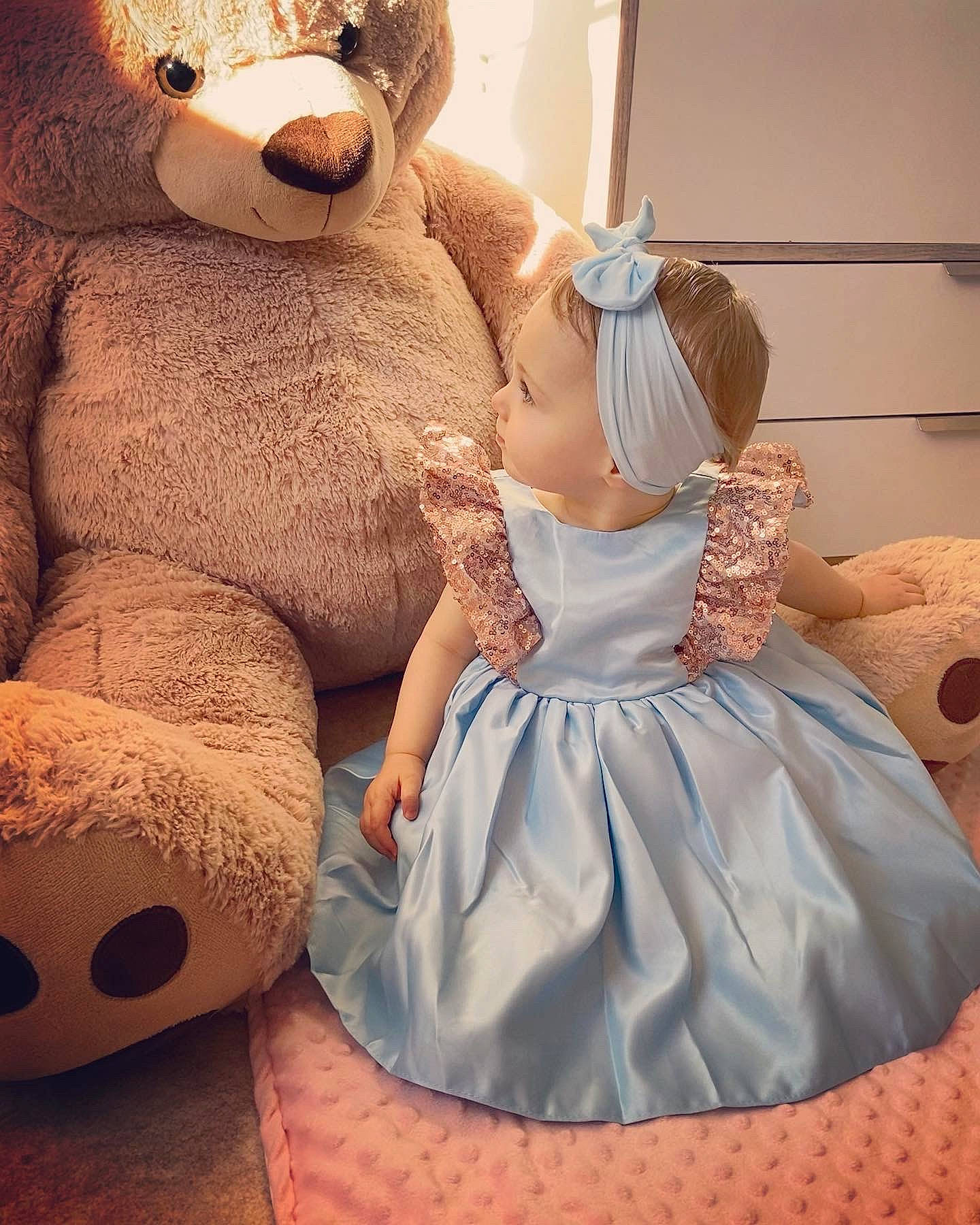 Tessa a rejoint le concours — aidez-le/la à gagner de superbes lots ! bridal_accessory, bridal_clothing, bridal_party_dress, brown_bear, day_dress, dress, embellishment, event, fashion_design, formal_wear, gown, happy, headgear, one_piece_garment, person, pink, ruffle, stuffed_toy, teddy_bear, textile